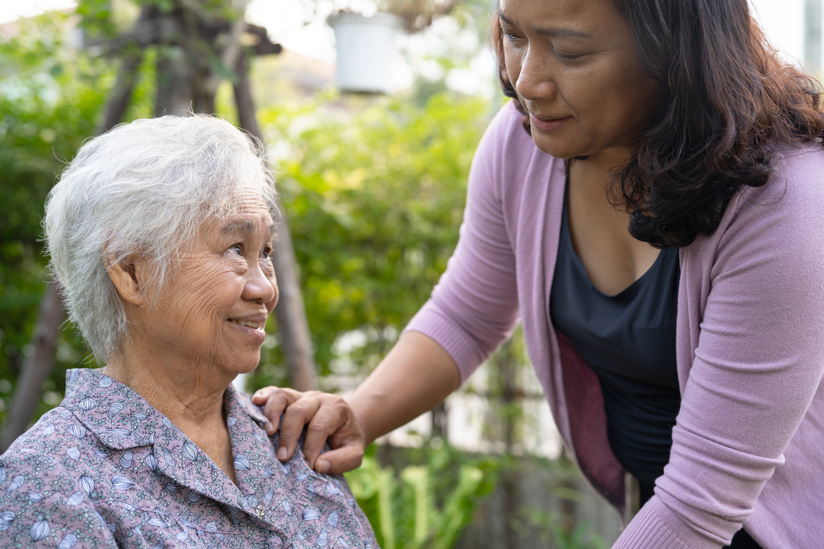 年轻人感谢老婆婆开导的温馨画面