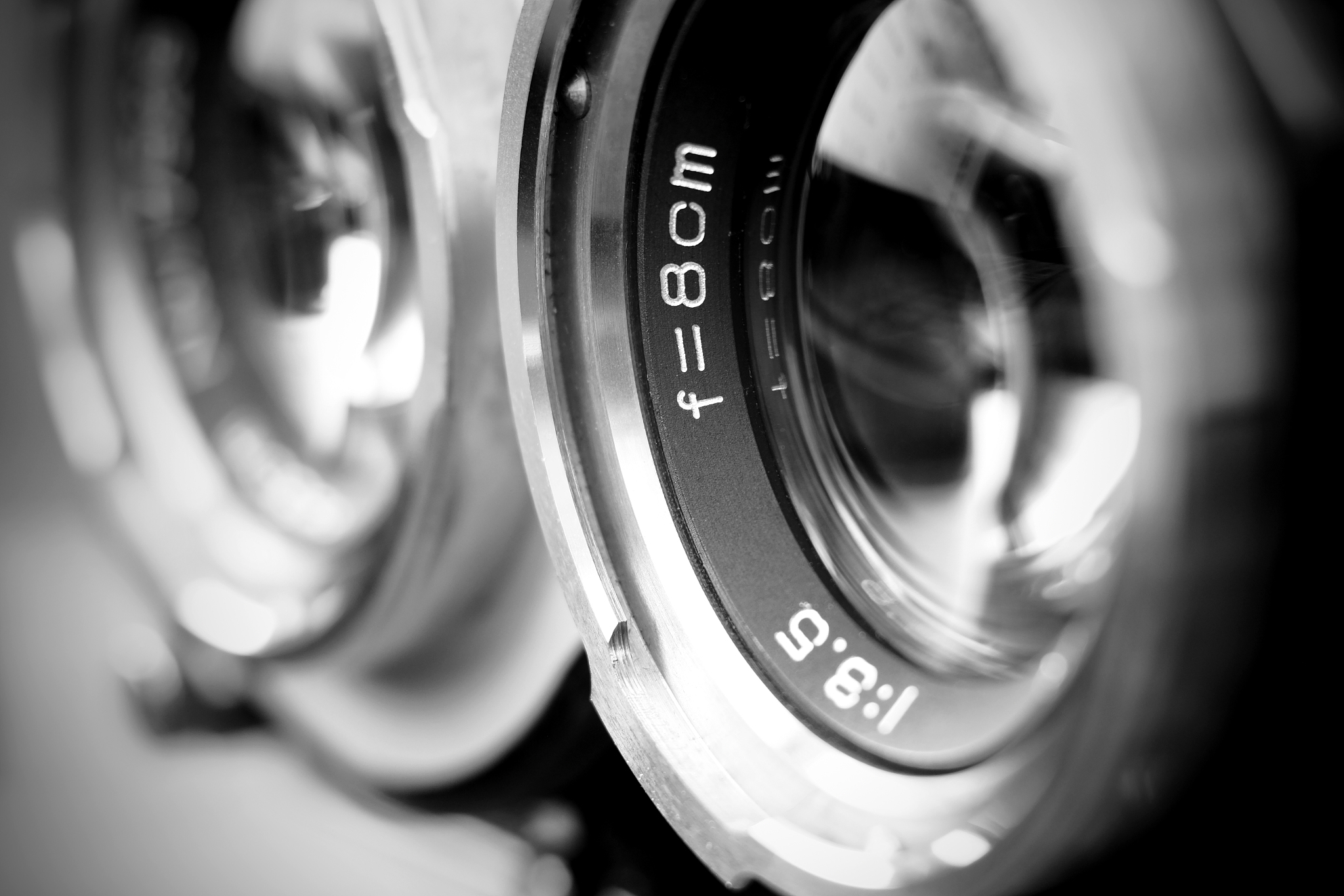 vintage twin reflex camera lens with shallow depth of field in b