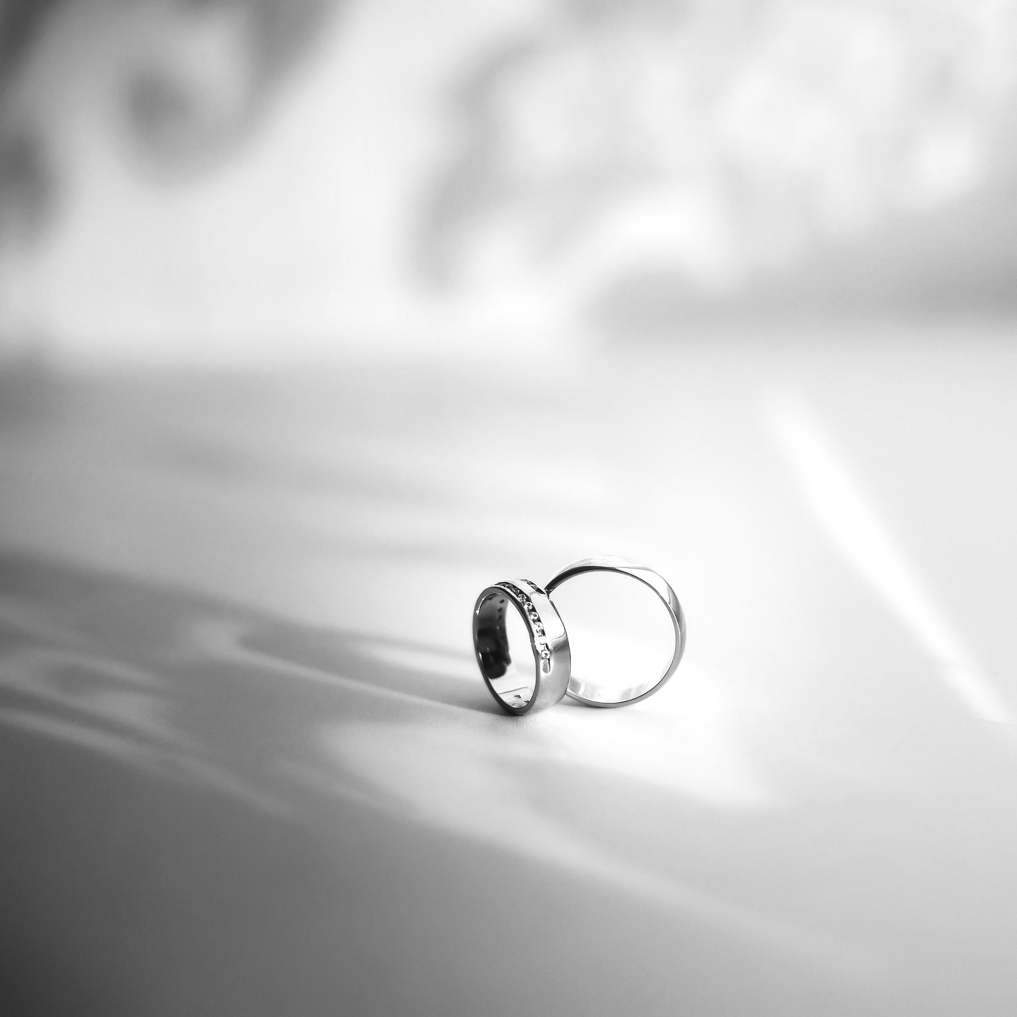 给8mm银色圆顶的钨钢戒指产品文案