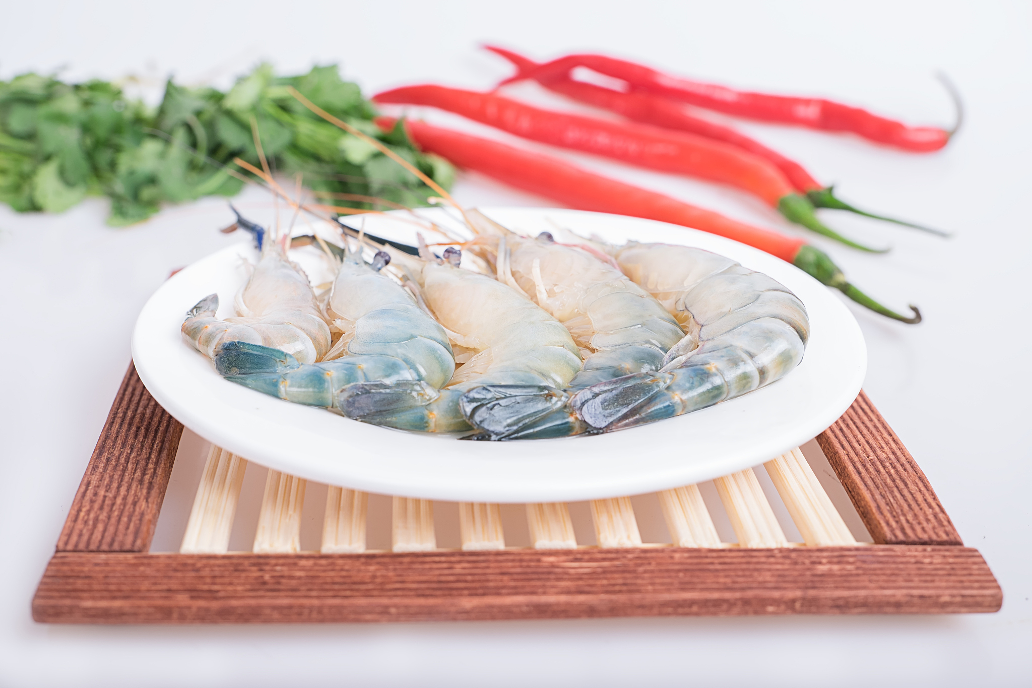 We observed the following situation the freezing method is water freezing and the entire box of goods is frozen into a single entity All the shrimp are in a frozen state and the shrimp body is ha