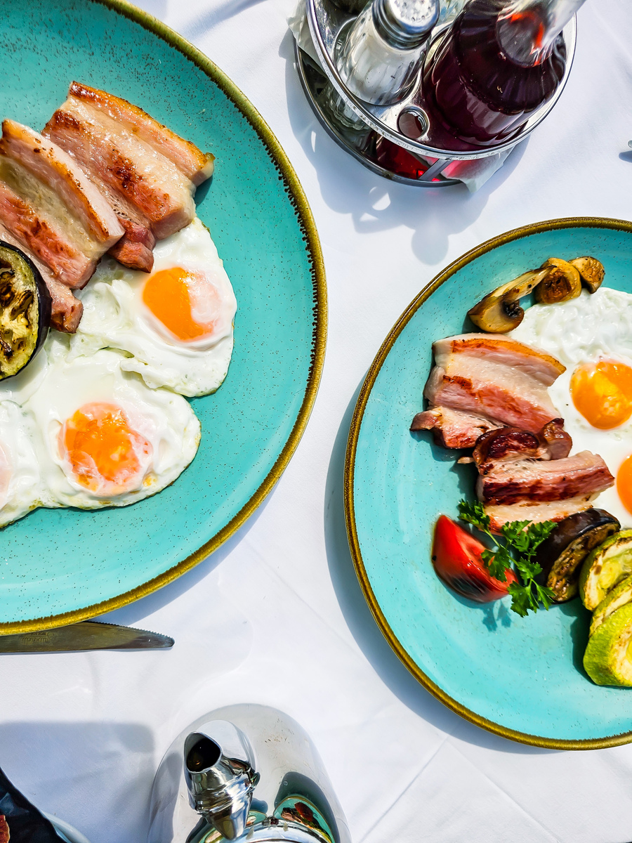 我有。我给自己做了一些炒鸡蛋和一个英式松饼配橙子果酱。我喝了一大杯巧克力牛奶。2 Fairlife 牛奶因为我在看我的身材。