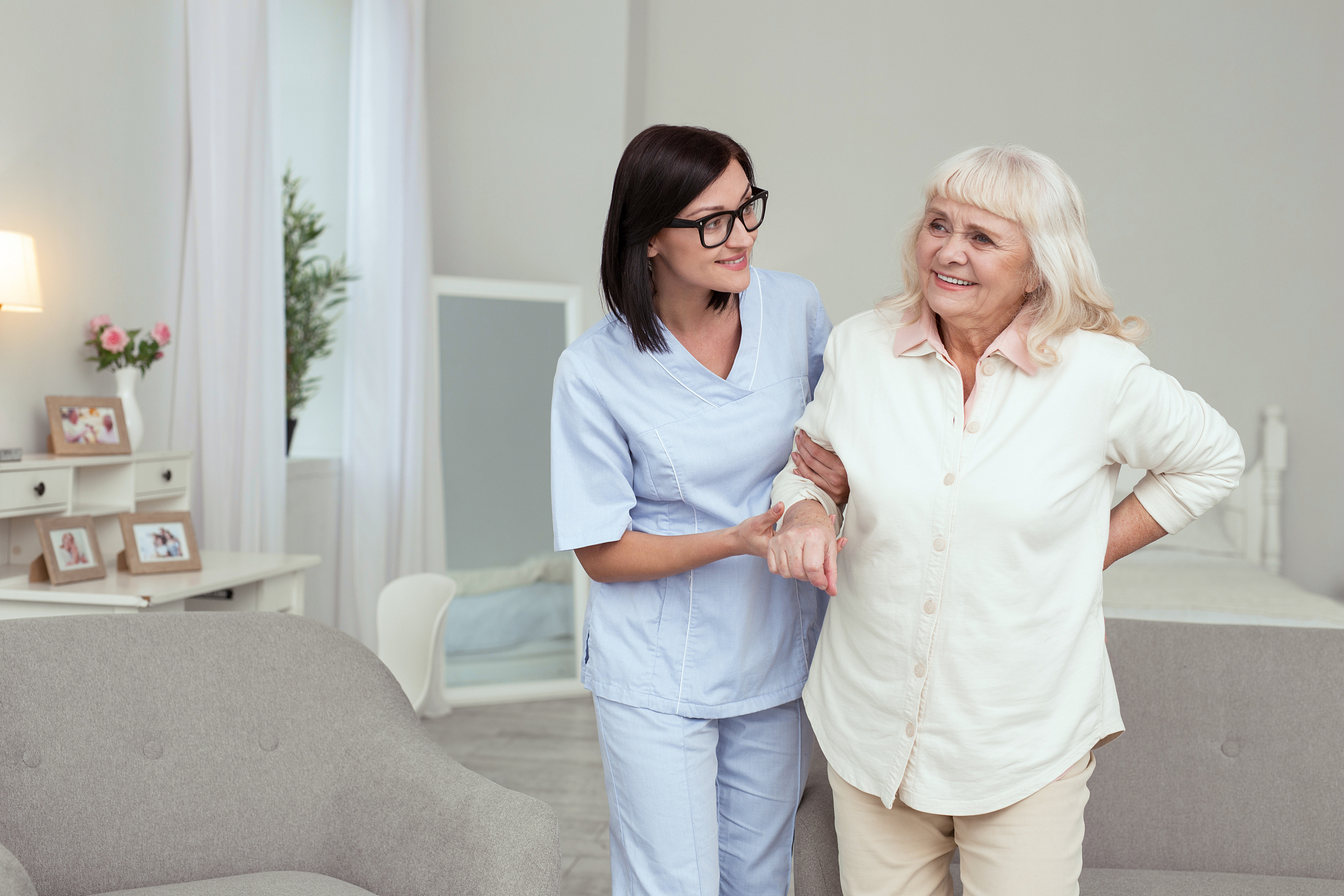 整体护理模式对老年股骨粗隆间骨折手术术前方式、术前准备、术中管理及术后护理的重要意义