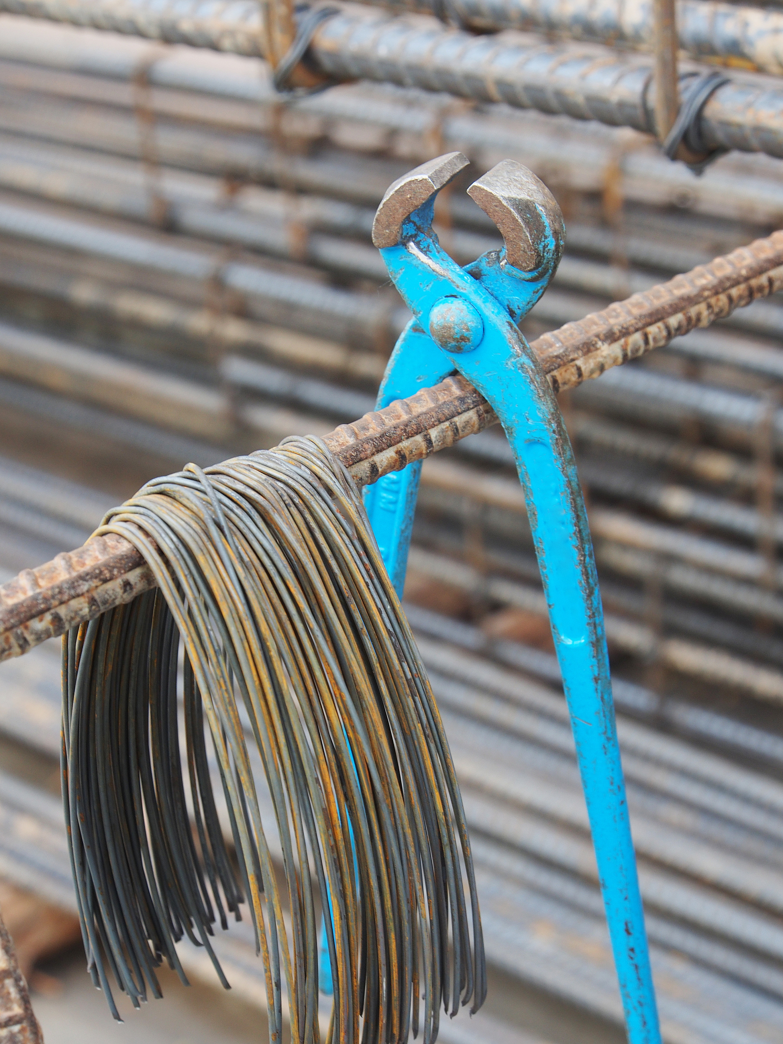 请翻译绑扎带收紧器被应用于每一条绑扎带