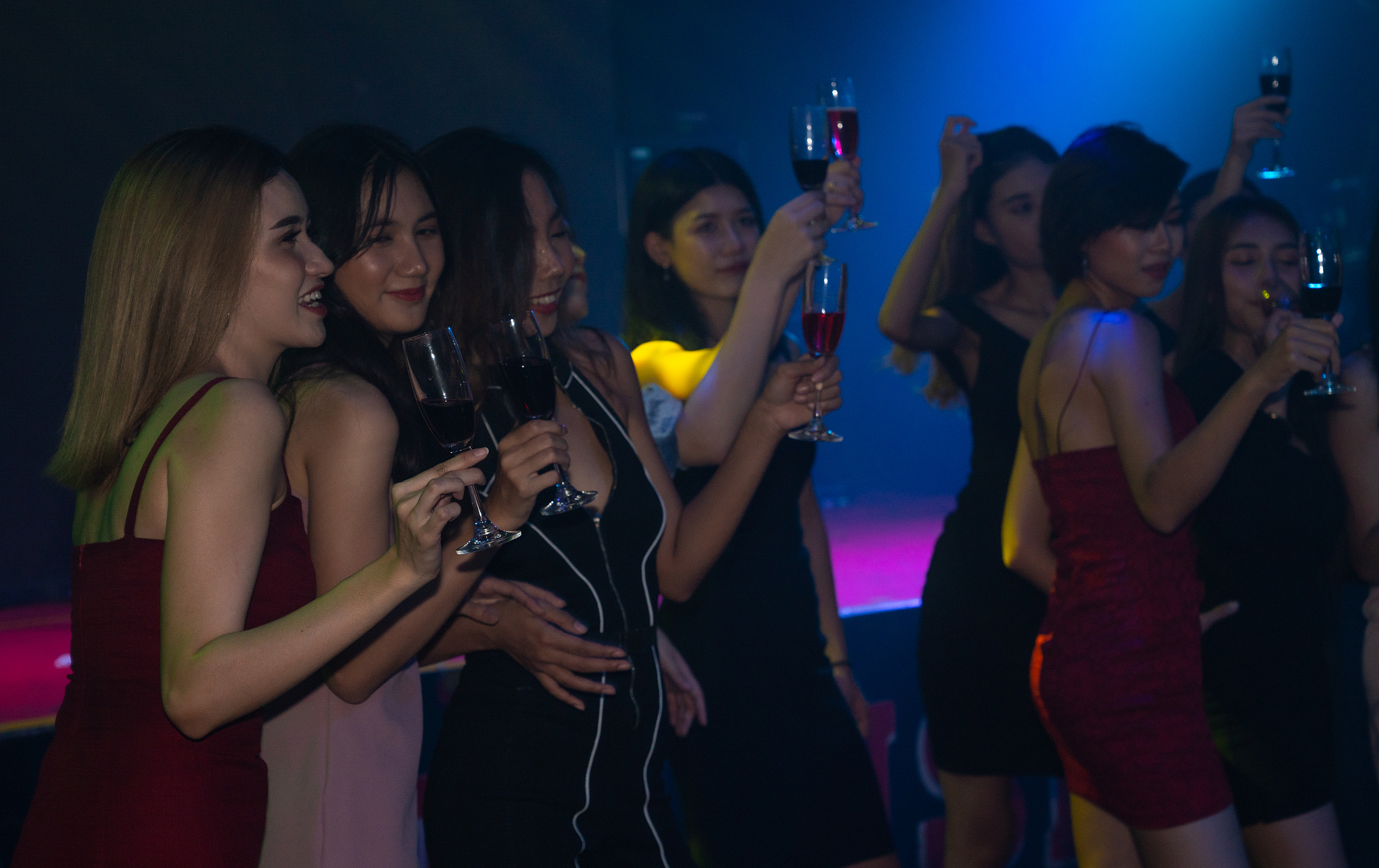 偶像夜店搂女生被拍？如何挽回形象？