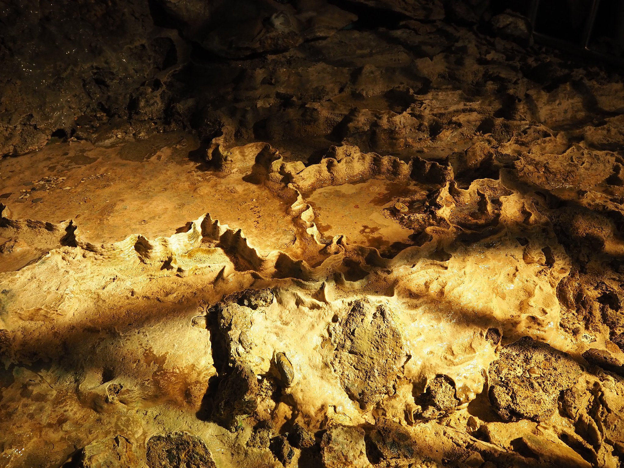 神秘能量信号现身石灰岩，深度超两米！