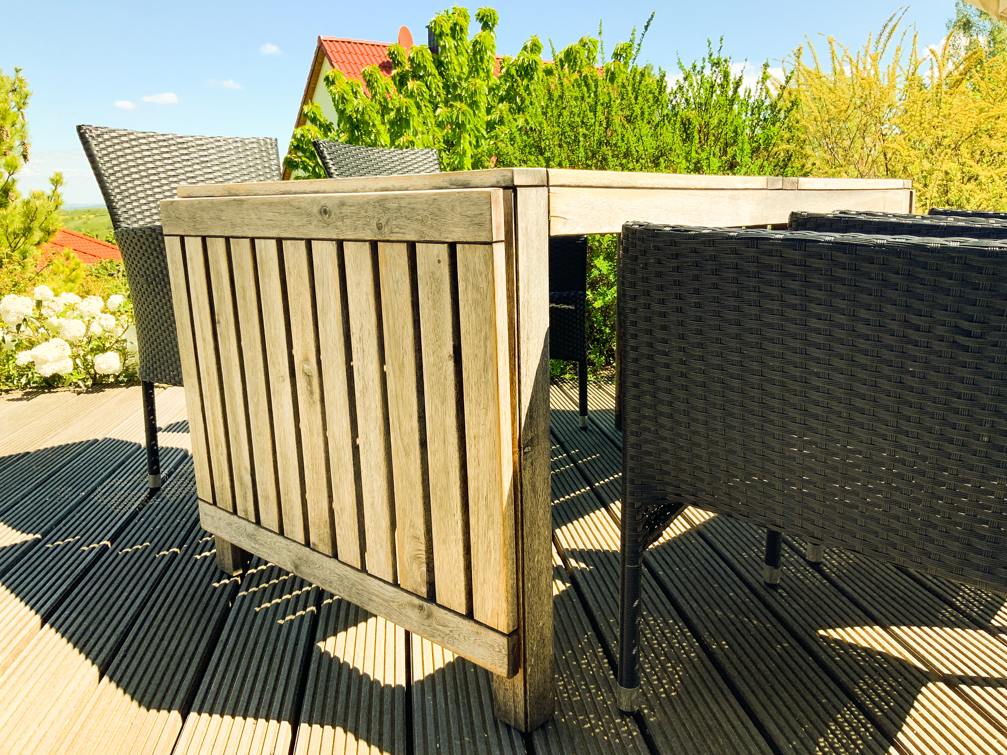 请用英文帮我写沃尔玛平台产品的评论20条描述如下：Erommy 13 x 15 Cedar Wood Frame Gazebo Outdoor Hardtop Gazebo with Metal Roof Curtains and Nettings【Premium Cedar Wood】The hand-picked high-quality Cedar Wood frame of your ou