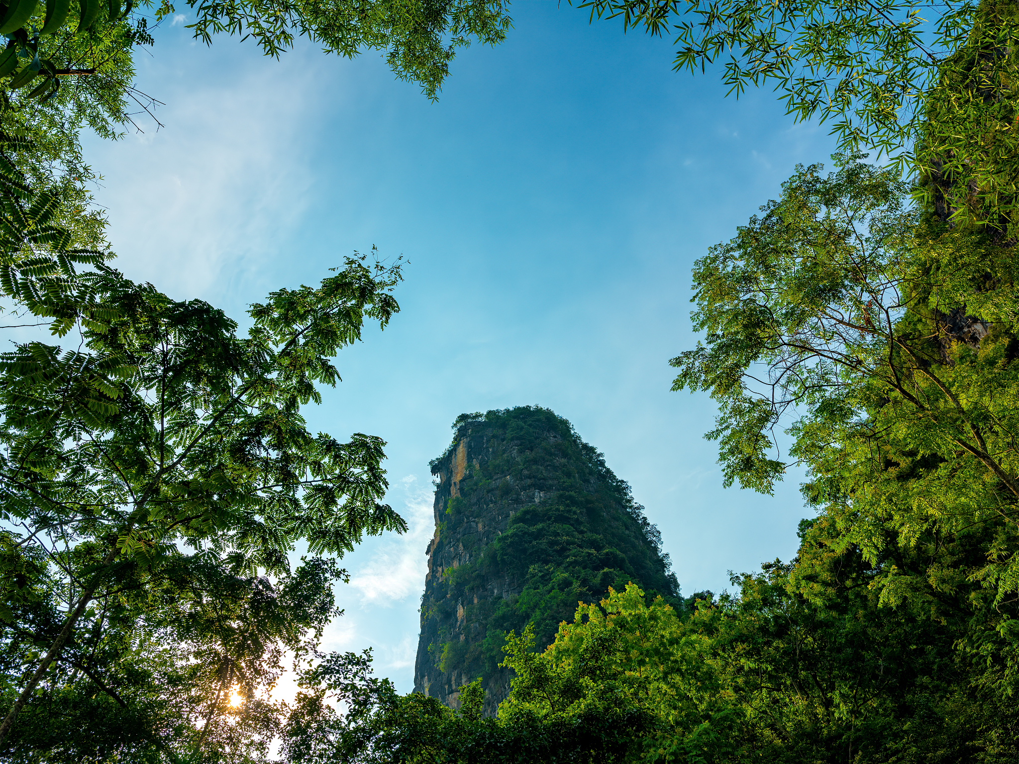 赤脚爬桂林野石头山：穿山和鹦鹉山作为桂林城北著名的山区野石头山连绵起伏峰峦叠嶂是一处值得一游的自然风光。而在野石头山的东北方向还有两座不错的小山峰分别是穿山和鹦鹉山。穿山位于野石头山的东侧是一座海拔约400米的小山峰。虽然它比野石继续