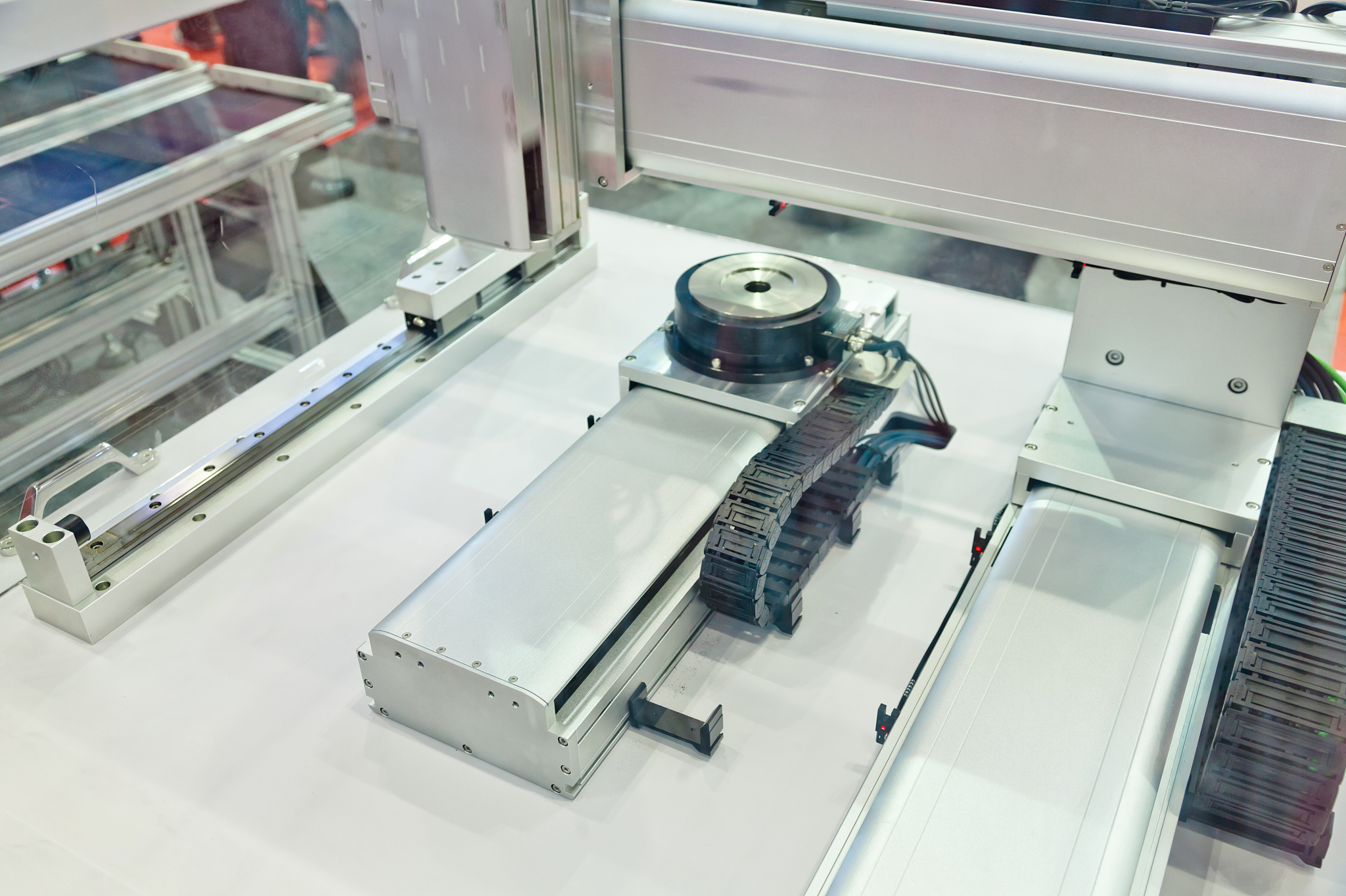 一种采用丝杆提升的升降滚筒AGV小车