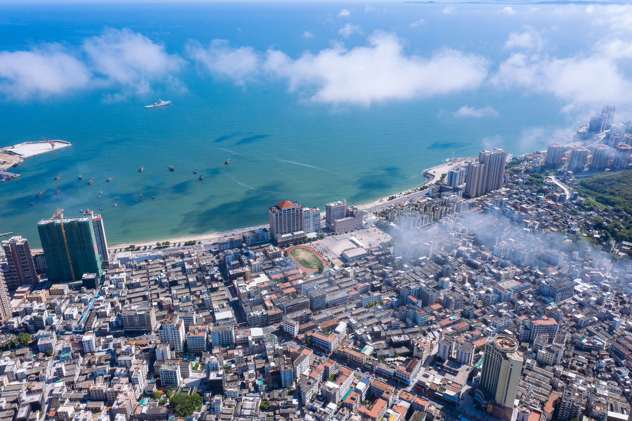 海滨公路平流云沙滩蓝天白云