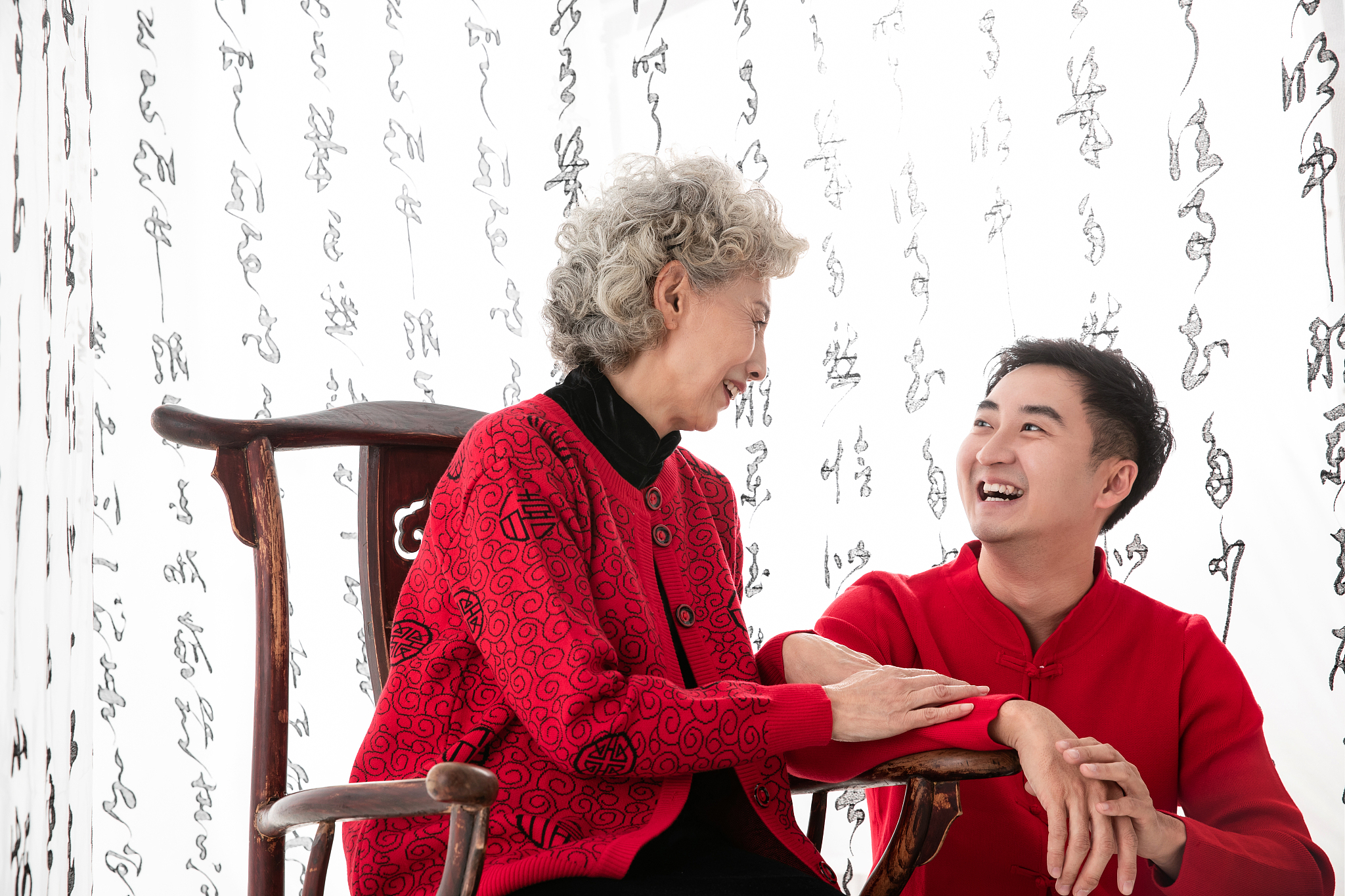 我想让我老公陪我回趟我外公外婆家我老公不去怕外公外婆麻烦那怎么劝我老公让他陪我一起去