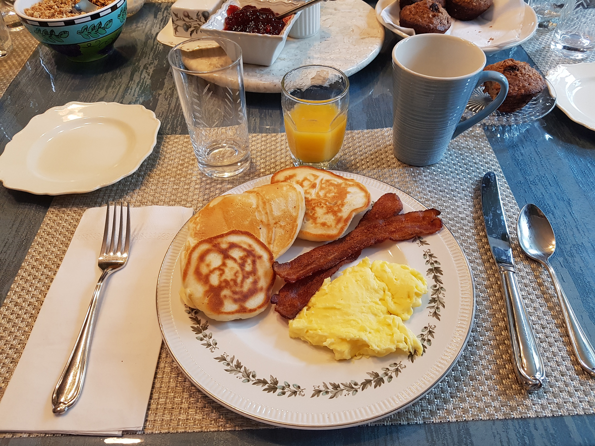 以Why Breakfast is Important主题写一篇不少于1500字的英文文章并提炼3个关键词。