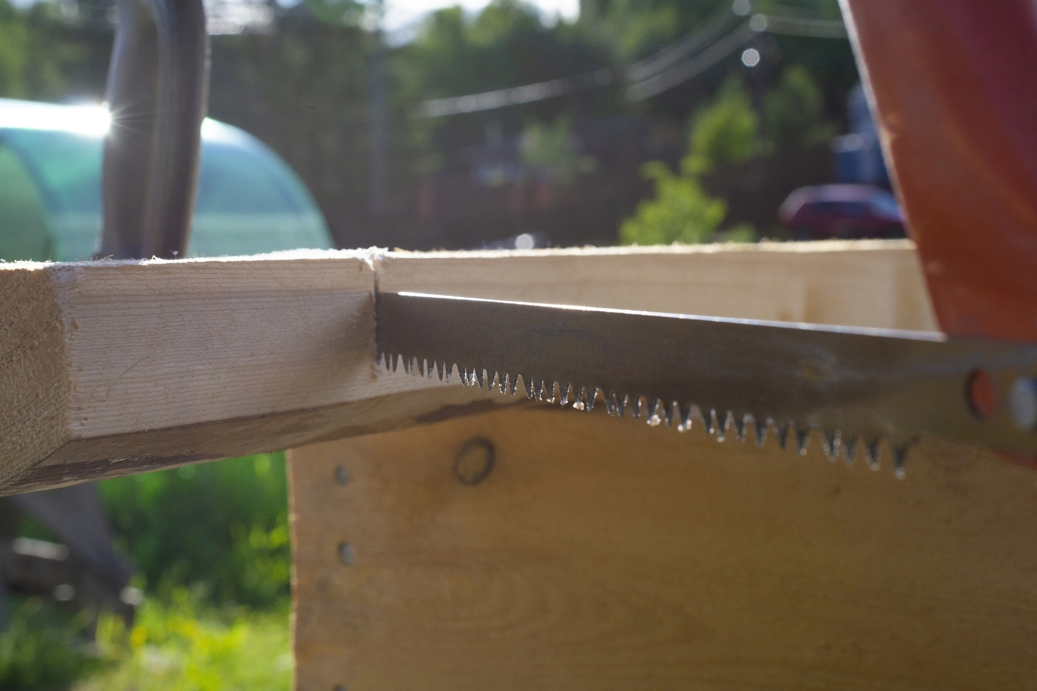 请为我提供一篇关于迷你链锯的广告营销文案以反例开头主题是用迷你链锯做木制工艺品。文案短一点。