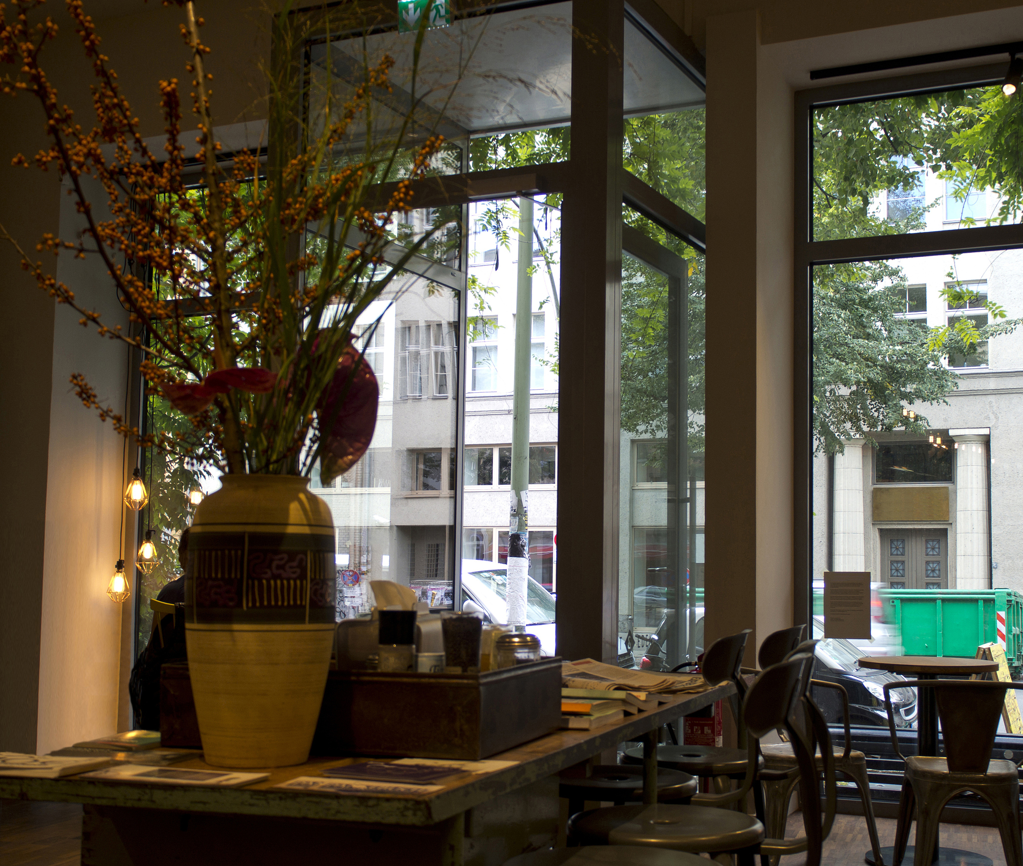 カジノとメイド喫茶は、現代のレジャー・観光施設として人気があるものです。それぞれの特徴や課題、影響について分析してみましょう。まず、カジノはギャンブルを楽しむための施設であり、一般的にはカードゲームやルーレット、スロットマシンなどのギャンブルが提供されています。カジノは観光地としての魅力もあり、多くの人々が訪れます。そのため、地域経済にも大きな影響を与えることができます。カジノの特徴としては、まず