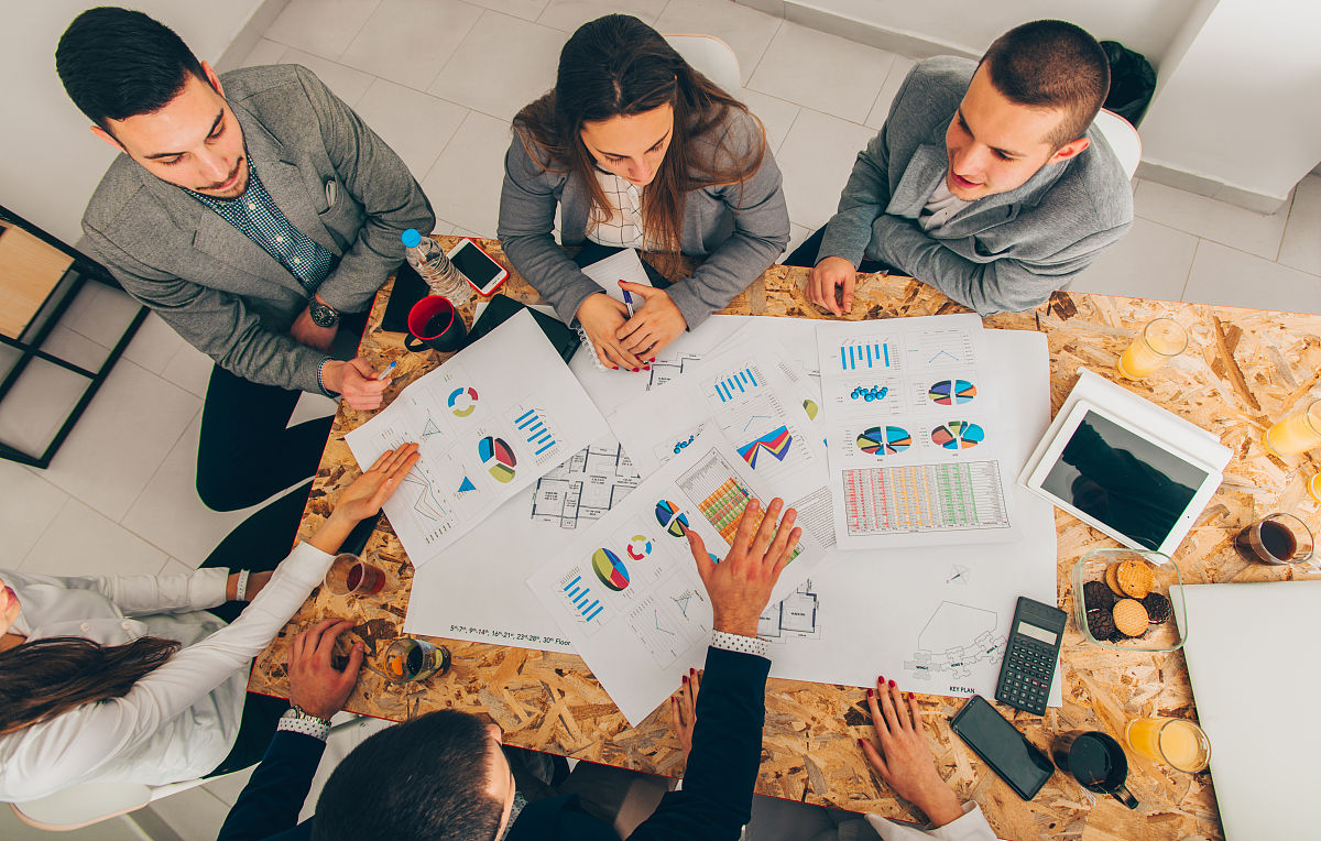 润色重写下列文字：经过为期四天的设计感触颇深的是解决问题的方法、技巧。在这四天中我们遇到许许多多问题对待问题要多方法处理多角度处理。通过这几天的设计竞赛我们不但增强了实践能力和协作精神而且懂得了联系实际的重要性这对我们以后的学习和工作不无裨益。当然我们的设计还存在着一些缺陷有待于在将来设计中进一步提高在此恳请各位老师批评指正。