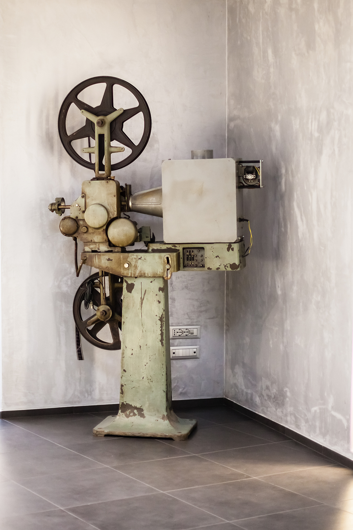 九十年代中国礼堂使用投影仪吗？ | 幻灯片、胶片投影机和投影仪区别