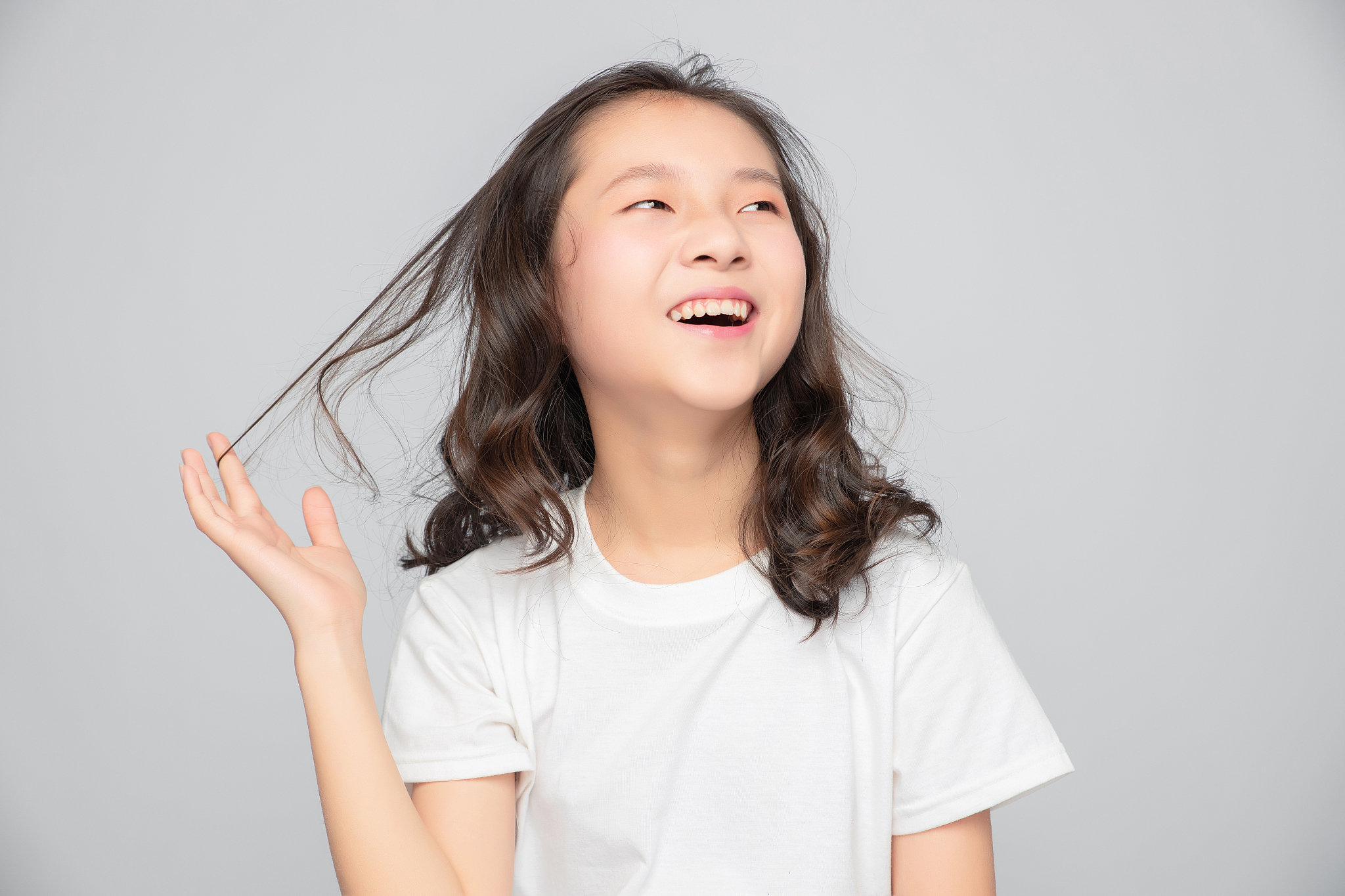 灰色背景里的亚洲小学女生
