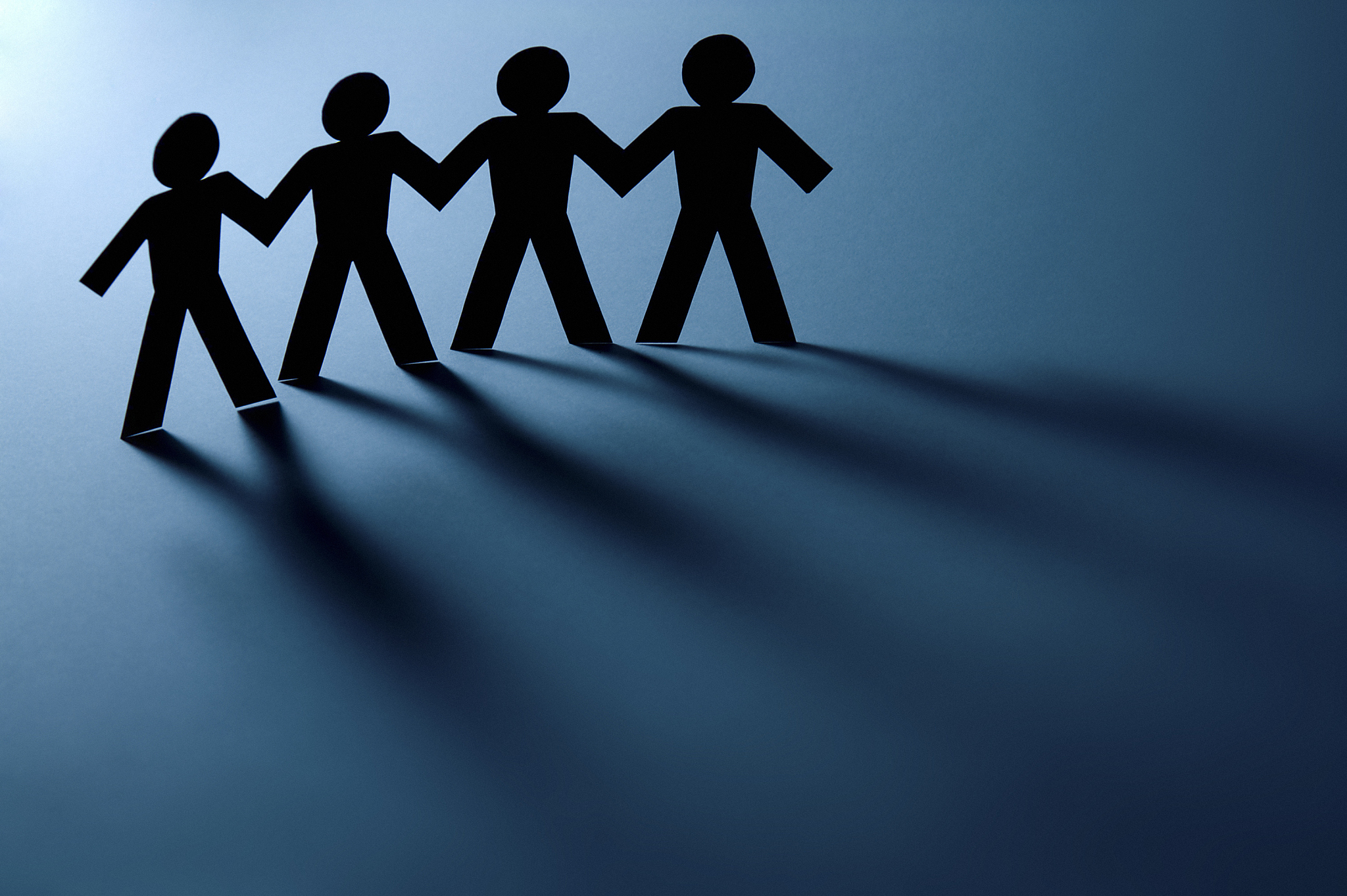 详细编写一对好朋友面对选择困境做出不同选择最后分道扬镳的故事情节详细具体