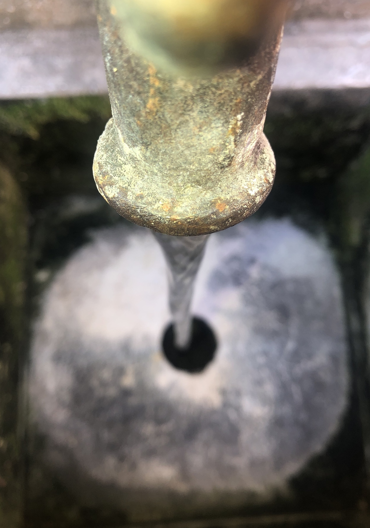 对以下内容进行大变化中文改写换一种说法表达要求语言通顺逻辑清晰。黄铜矿在溶液中的氧化程度远高于在空气中的氧化程度45且溶液中存在的溶解氧和电解质会加速矿物表面氧化溶解。随着淡水资源短缺问题越来越严重越来越多的选矿厂将海水、回水和高浓度电解质的地下水用于浮选不少科研人员尝试通过浸泡预处理和微波预处理实现黄铜矿和辉钼矿的浮选分离。