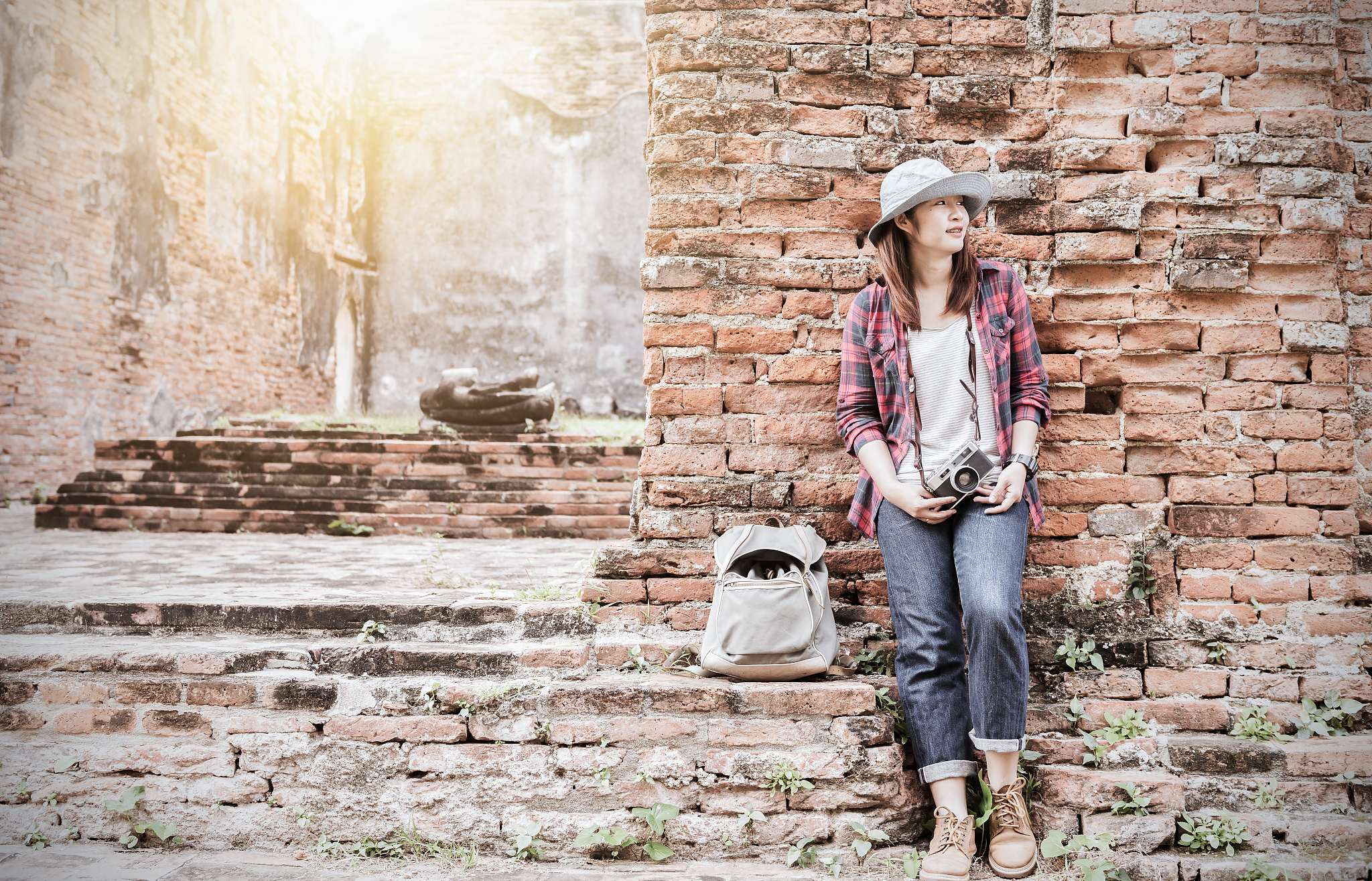 一个女人站在围墙上