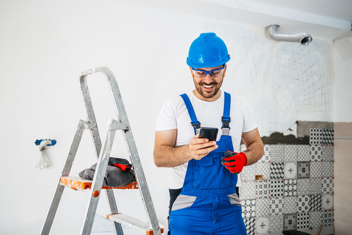 工作中的专业房屋建造者