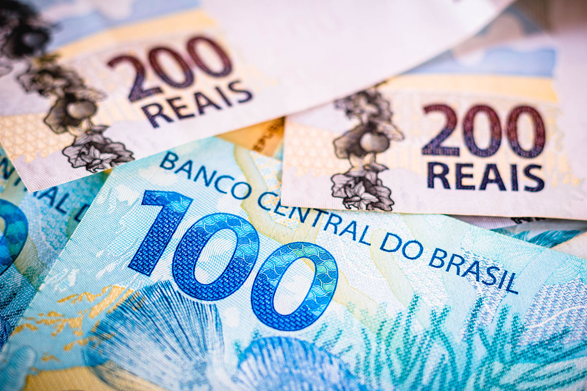 Eu ganho por Diária 80 rela por dia这句话是什么意思？？？