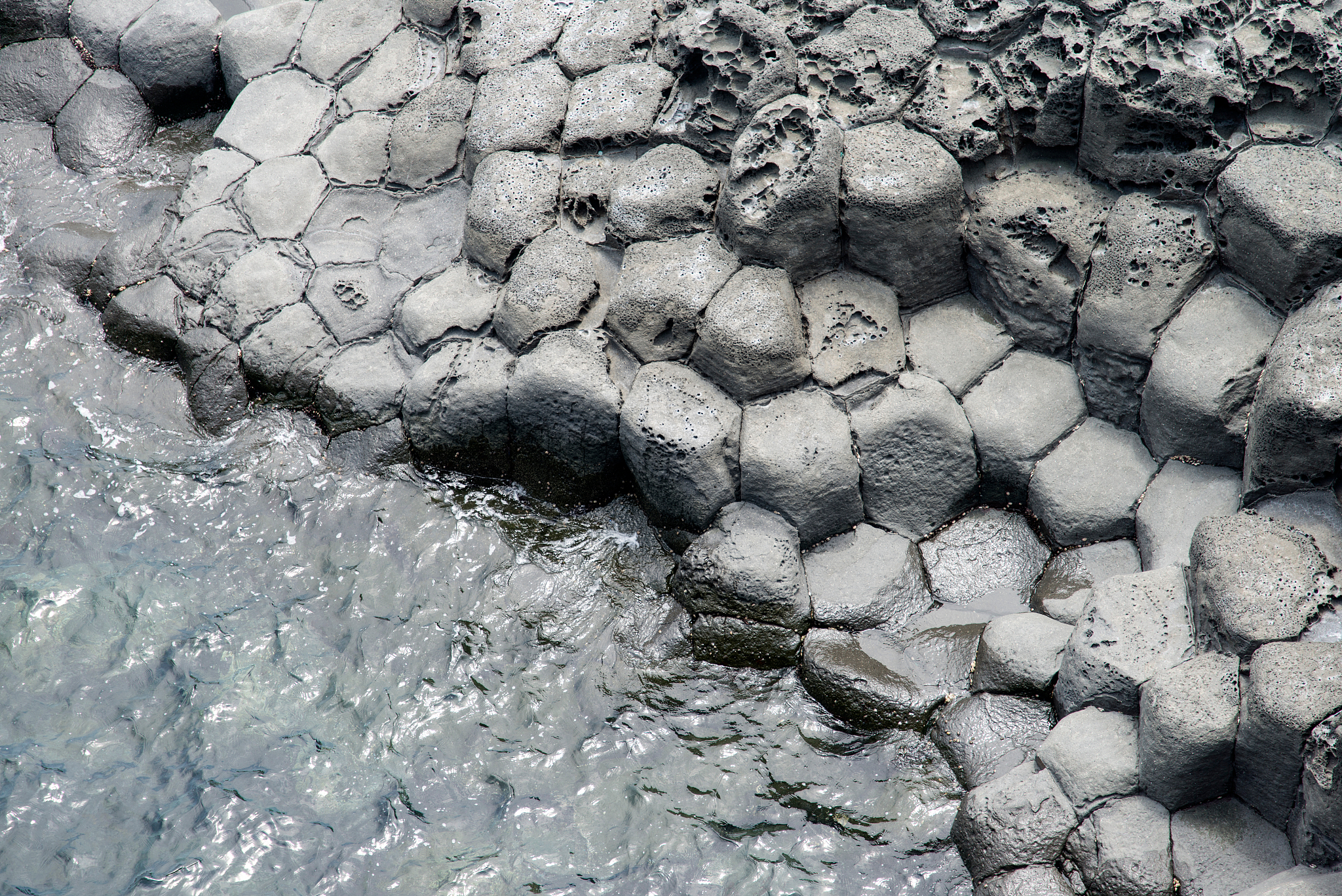 粉质黏土微观结构：纳米级颗粒、吸附性和反应性