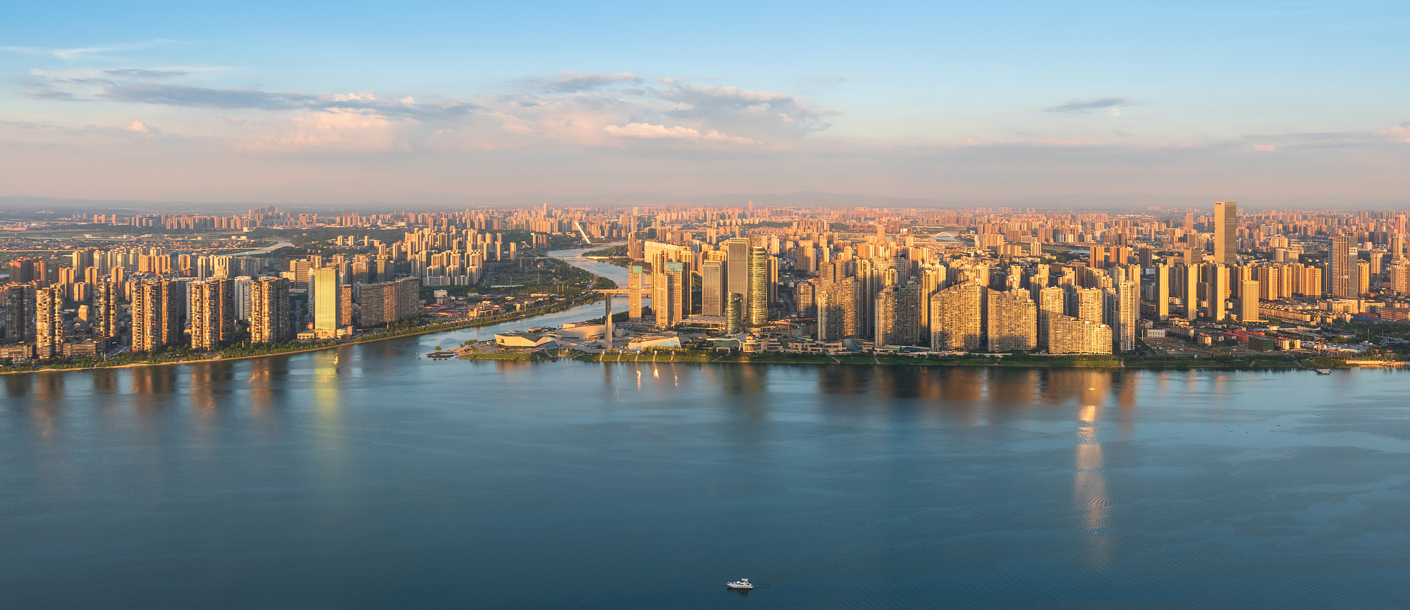 湖南省长沙市湘江与城市建筑群城市天际线
