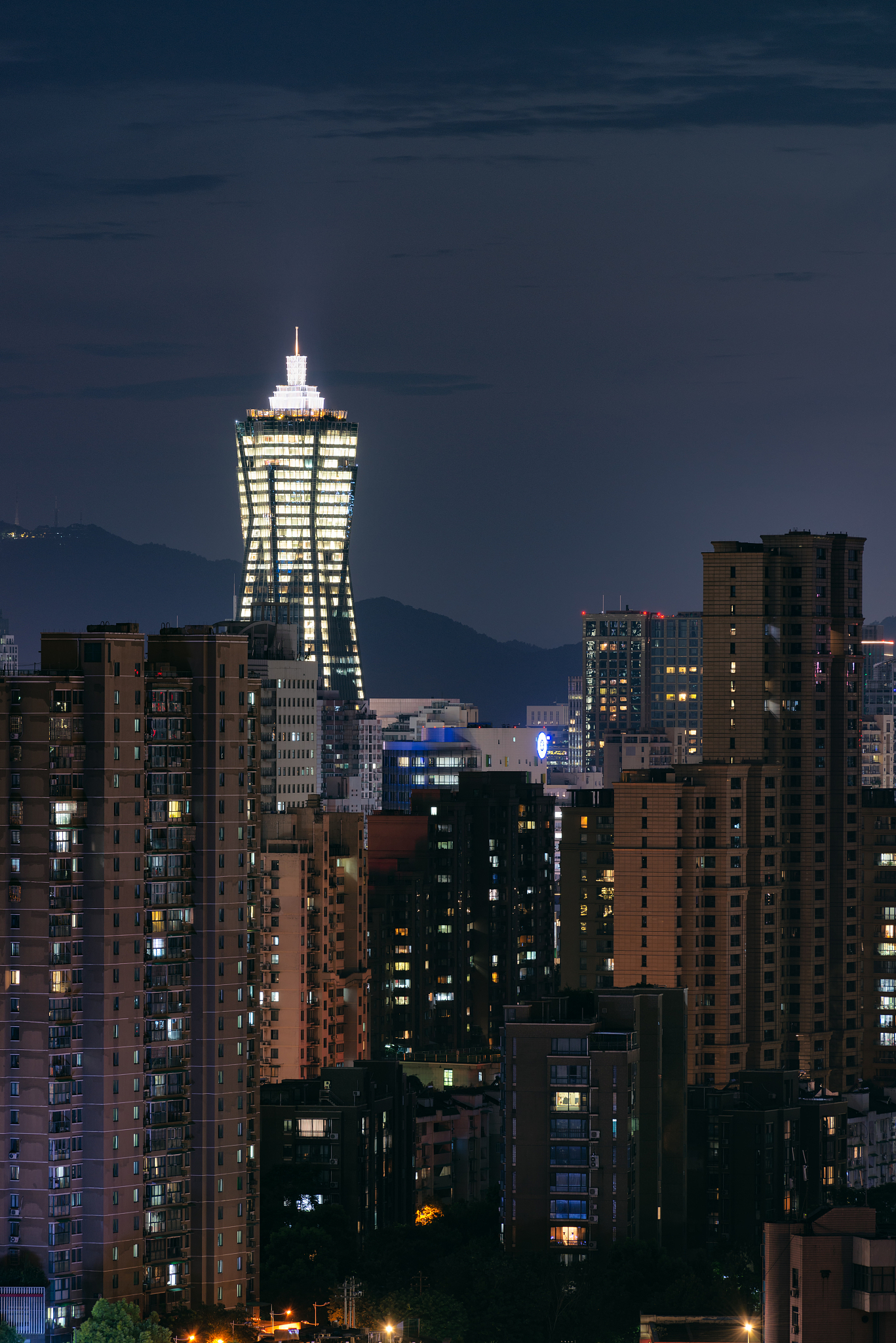 杭州地理位置：东临东海，西接江西安徽