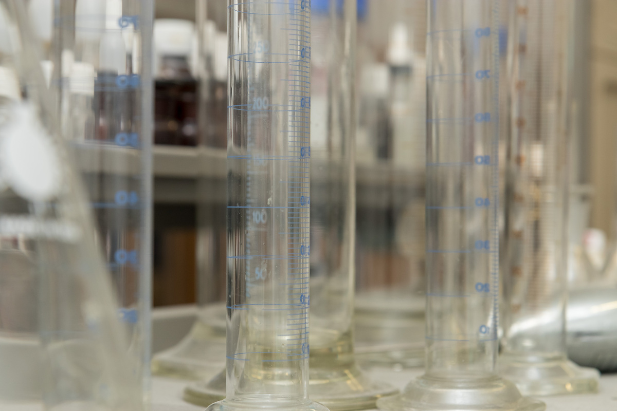 土壤粉末称量与离心管转移：0.2g土壤粉末放入50mL离心管