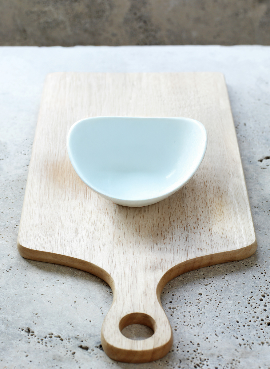 陶瓷材料在日常生活中主要有哪些方面的应用？举例说明此应用借鉴陶瓷的哪种特性。给我一份PPT提纲