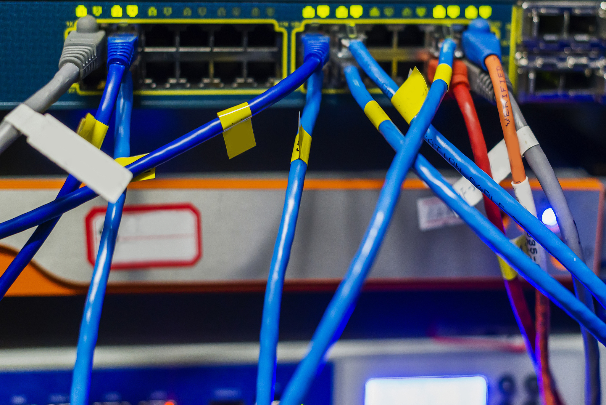 用双绞线敷设水平布线系统此时水平布线子系统的最大长度为