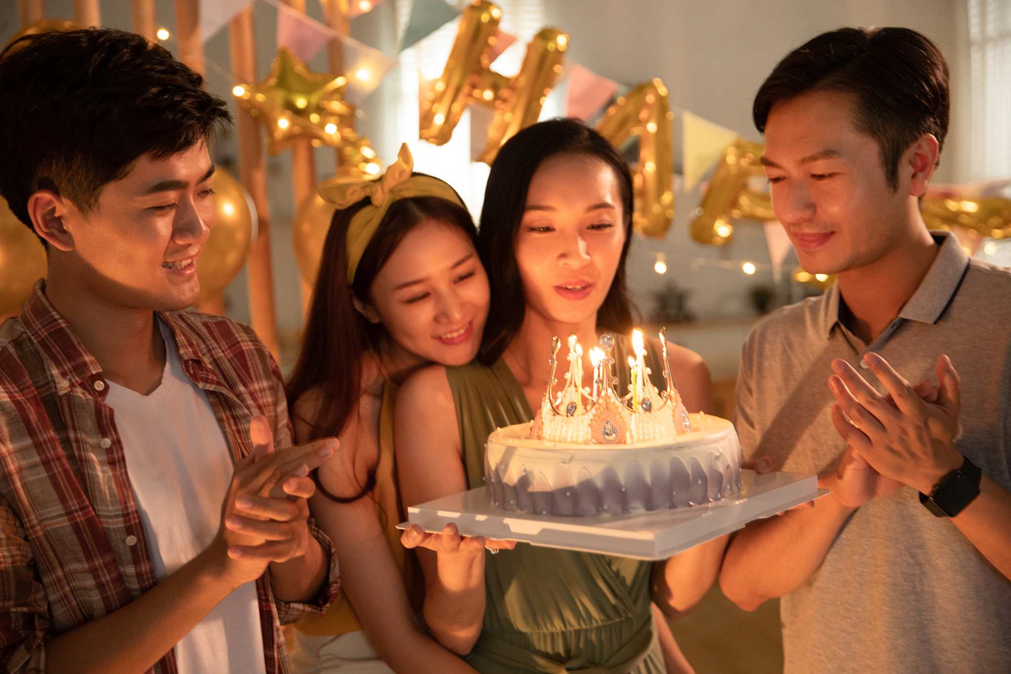 带女朋友一起去朋友的生日