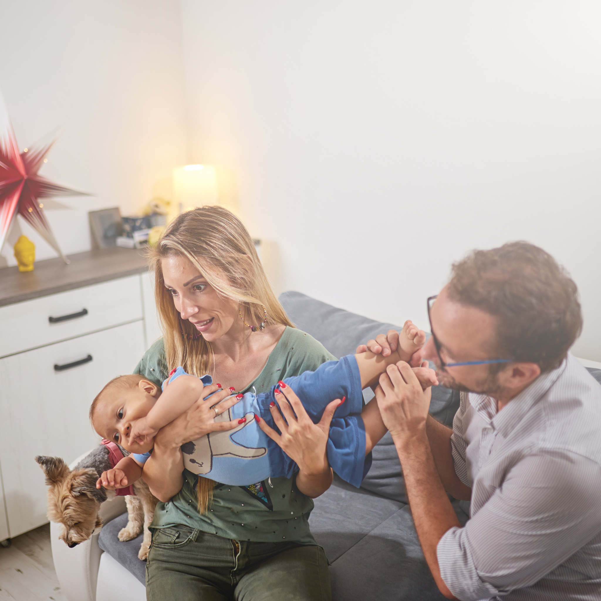 写一段感谢父母的话200字亲爱的父母感谢您们一直以来的辛勤付出和无私奉献。您们为我提供了无微不至的关爱和支持让我在成长的道路上不断前行克服困难实现自己的梦想。感谢您们的教育和引导让我懂得了做人的道理和做事的方法让我在人生的路上走得更加坚定和自信。感谢您们的包容和理解让我在犯错和犯迷糊的时候有一个温暖的家庭可以依靠和倚靠。感谢您们的爱与陪伴让我在孤独和无助的时候有一个温馨的家庭可以寄托和依靠。在此我