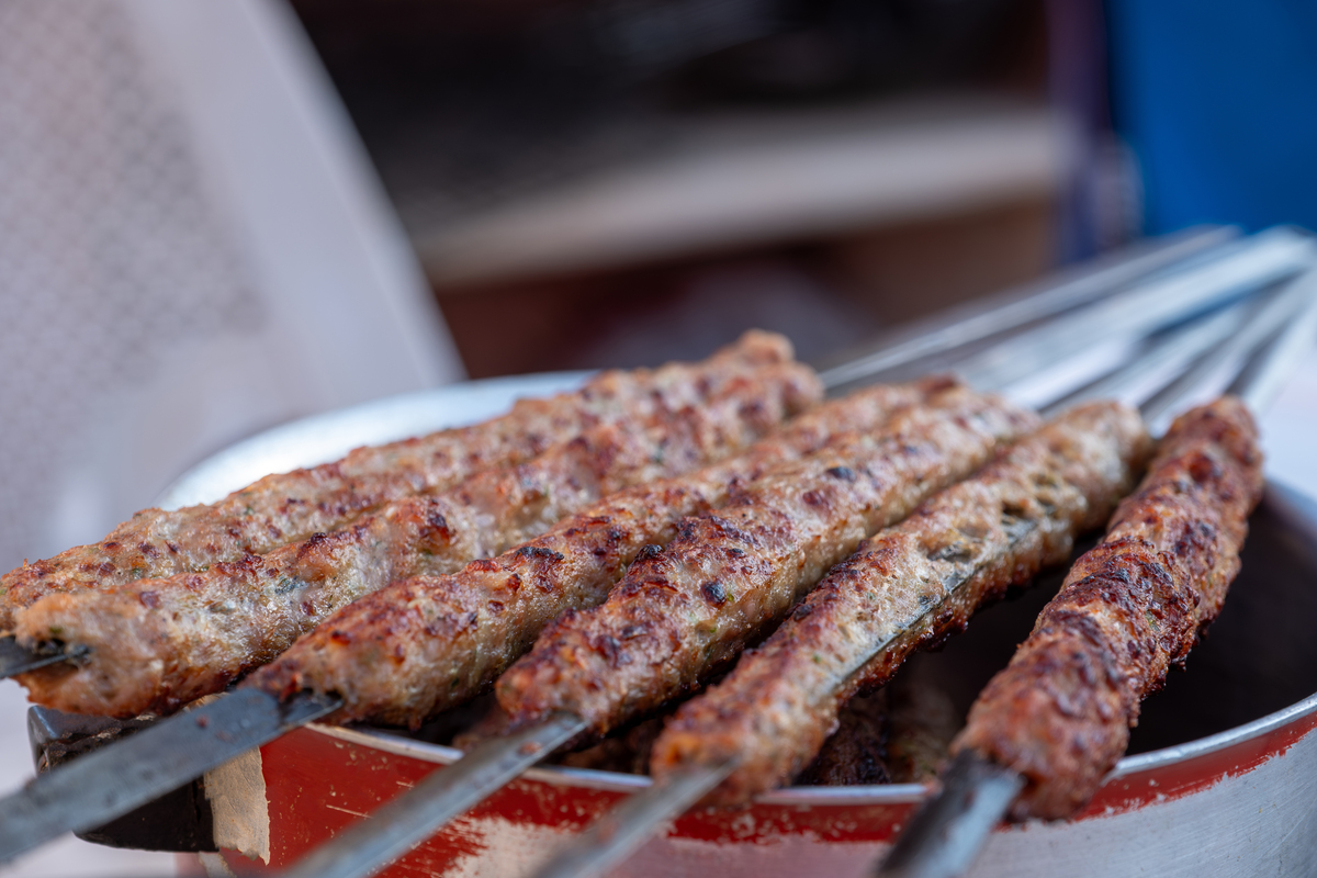 请帮我写1篇650字的博客文章主题是：烤羊肉串的腌制方法