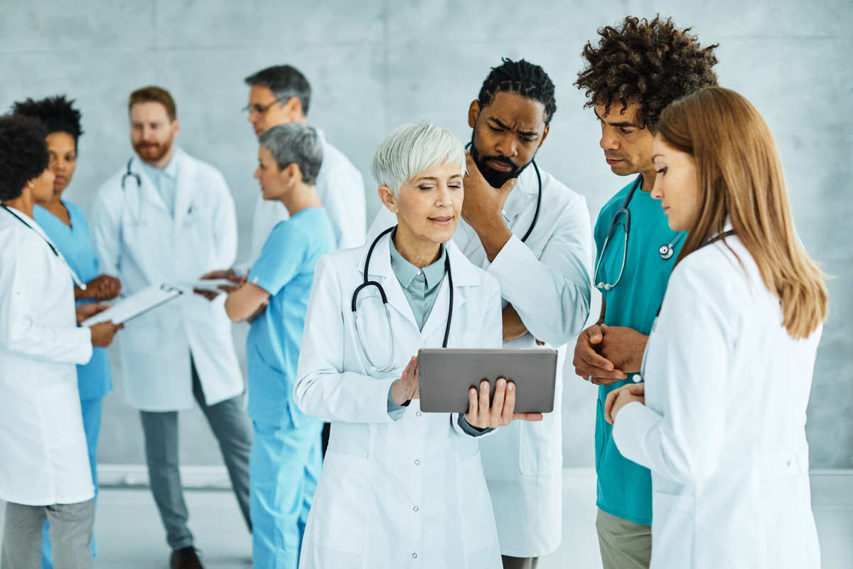 初中毕业学医学类就业前景：从医生到研发，多种选择等你探索