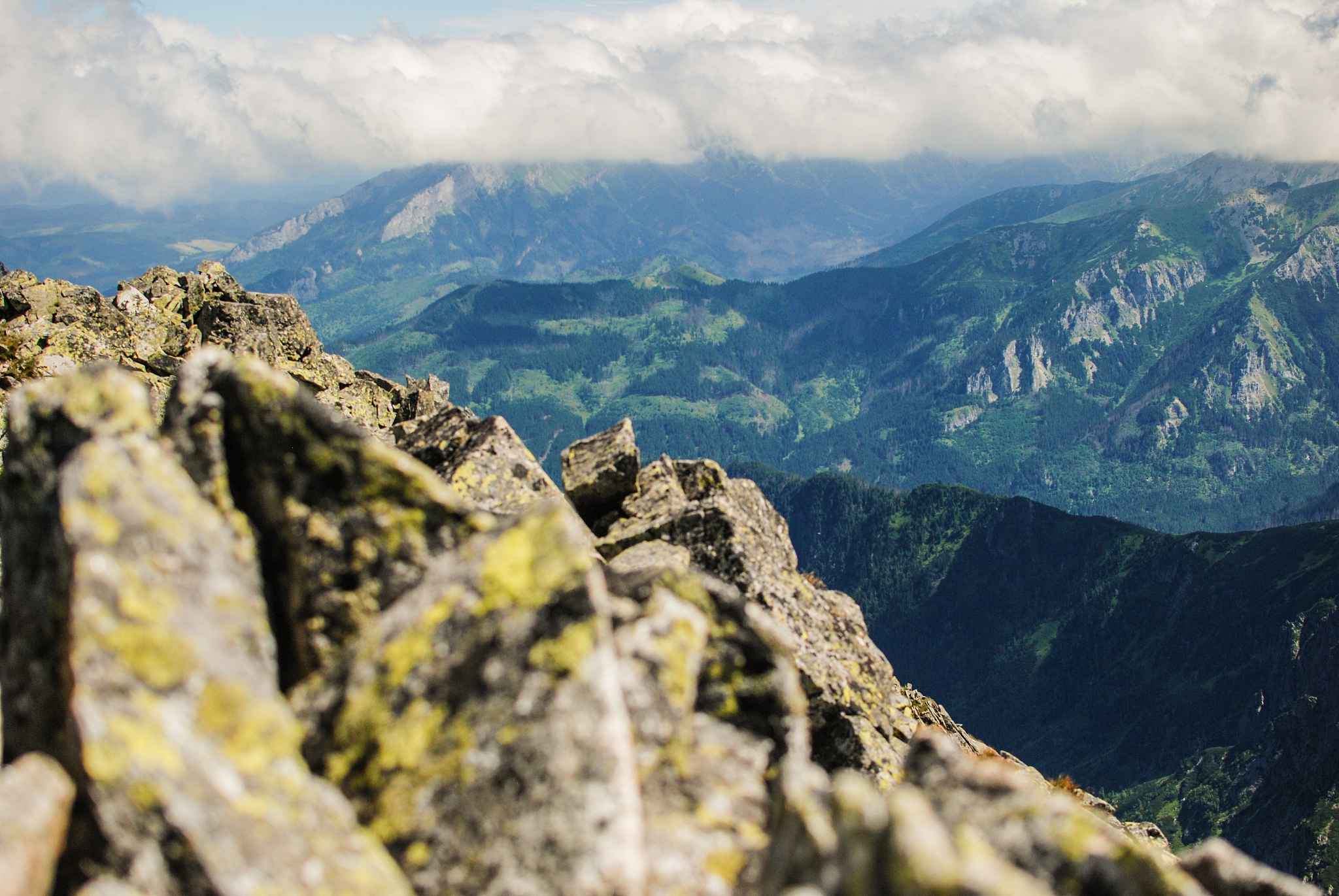 西安华清宫景区的介绍包括《长恨歌》演出要求：全英文2000词以上