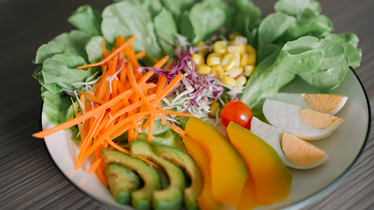 请根据下面的文案写一份相似的模板 描述更有画面感和诱惑力文字数量大致相同上班再忙我也要带上这个低卡时蔬真的太赞了让晚餐变得更加美味和健康碗里放入你媳妇爱吃的黄瓜条金针菇虾仁和鸡蛋补充蛋白质胡萝卜小番茄煮熟的玉米还有你喜欢的配菜碗里先倒半碗水灵魂就是这个凉拌汁它不仅低卡而且用它来做各种凉拌菜都非常好吃。清爽脆口的口感让你再也不用担心水煮菜难吃。快收藏起来来试试吧