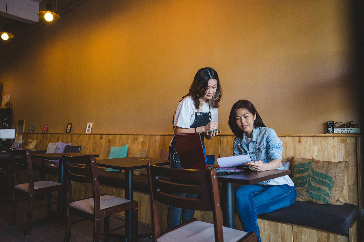 酒店餐饮服务员工作流程详解：从接待到清洁