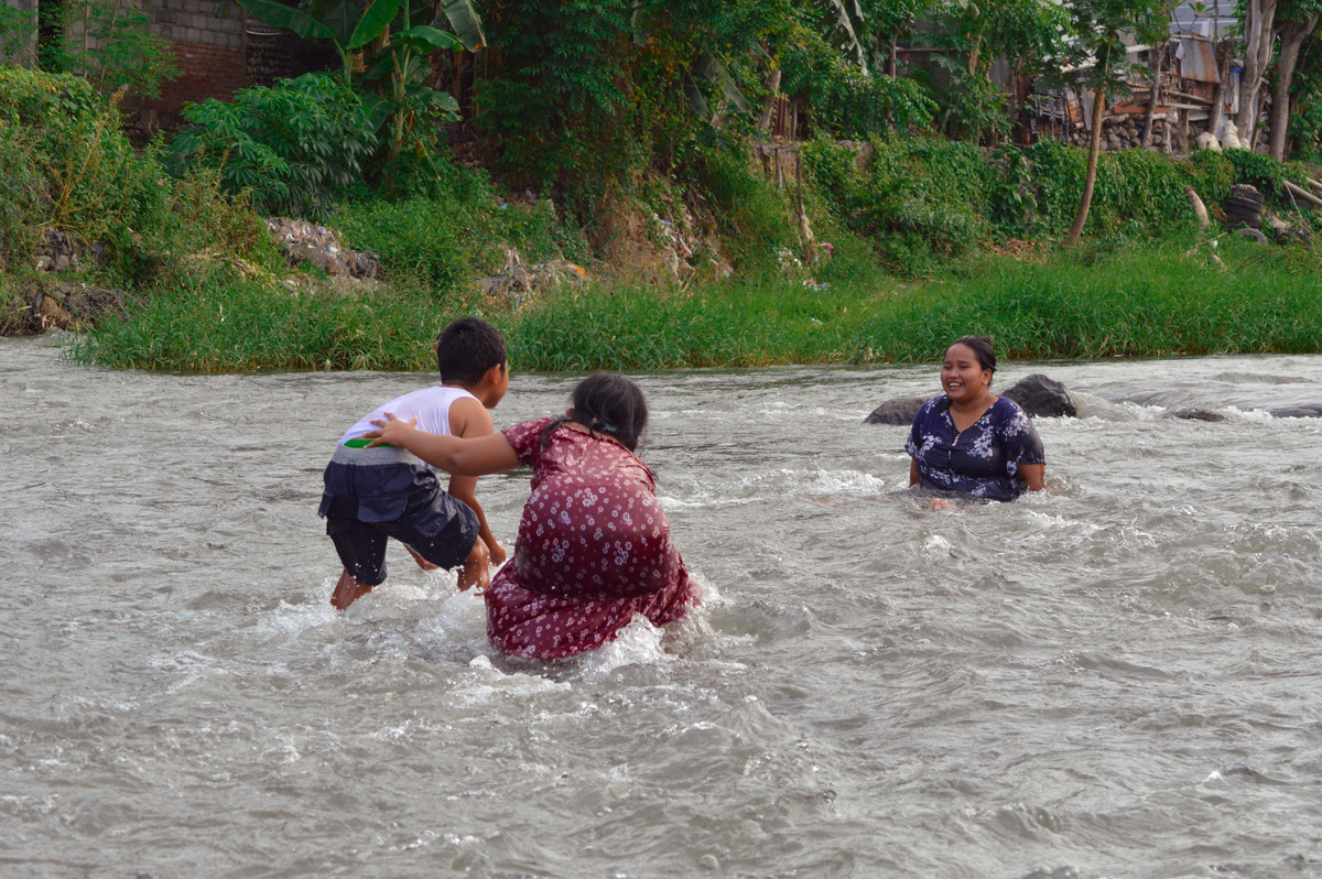雨后农村学校操场泥泞不堪,孩子们的运动梦被泥水淹没 雨后农村学校操场泥泞不堪,孩子们的运动梦被泥水淹没