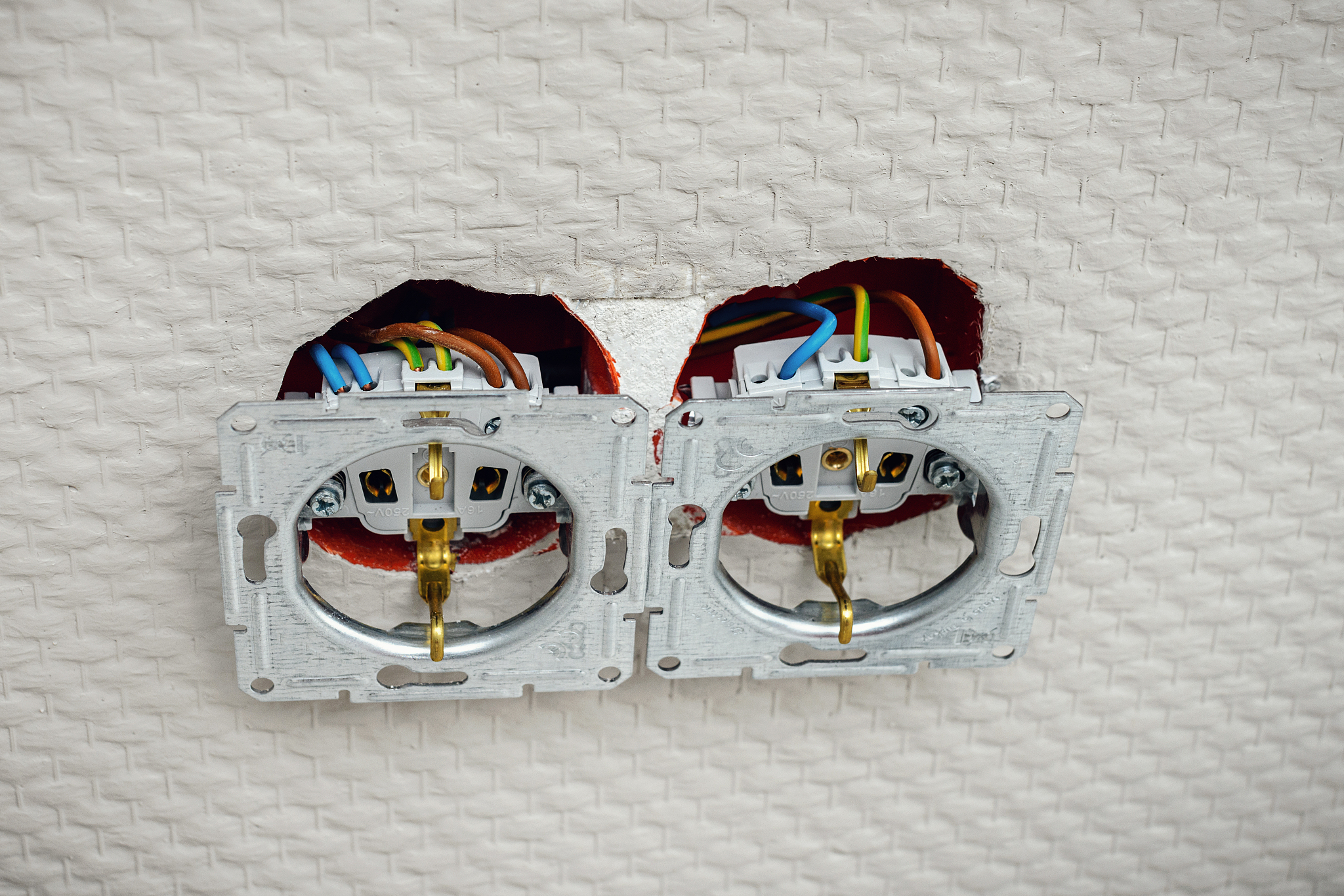 如何改变交流电动机的旋转方向？