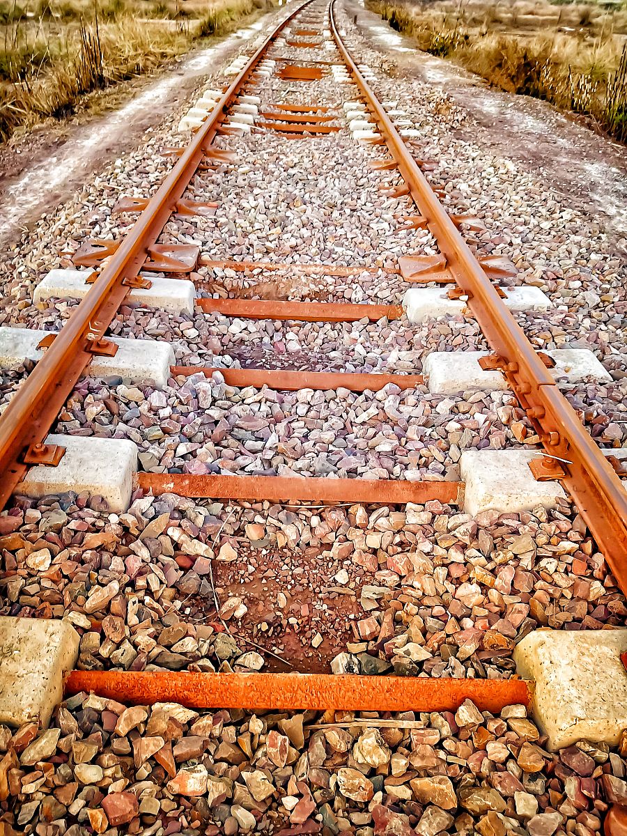 火车轨道分叉口一条路上绑了一个人另外一条是五个人火车应该驶向哪条线路为什么