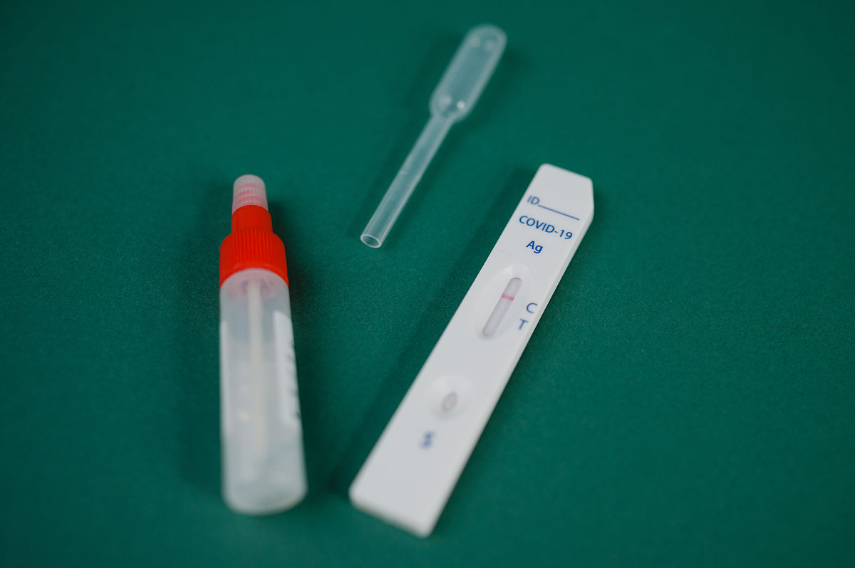 请将下面这段话提炼中心概要再根据概要进行最大可能的扩充用词要学术化逻辑要清晰：基于重大工程事故预防、准备、响应和恢复的总体应急管理流程重大工程事故应急管理系统由三个子系统组成：内部功能、外部支持辐射应急、系统测试和应急管理与调度组织。内部功能子系统包括五个模块：风险监测与预警、应急安全、应急响应、通知与媒体响应、后果管理、调查与评估它们分别分为两个阶段： 外部支持 子系统即影响应急响应的五个因素：