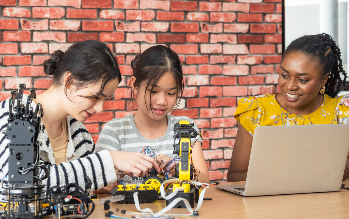 机器人项目提升三维建模、编程和团队合作技能