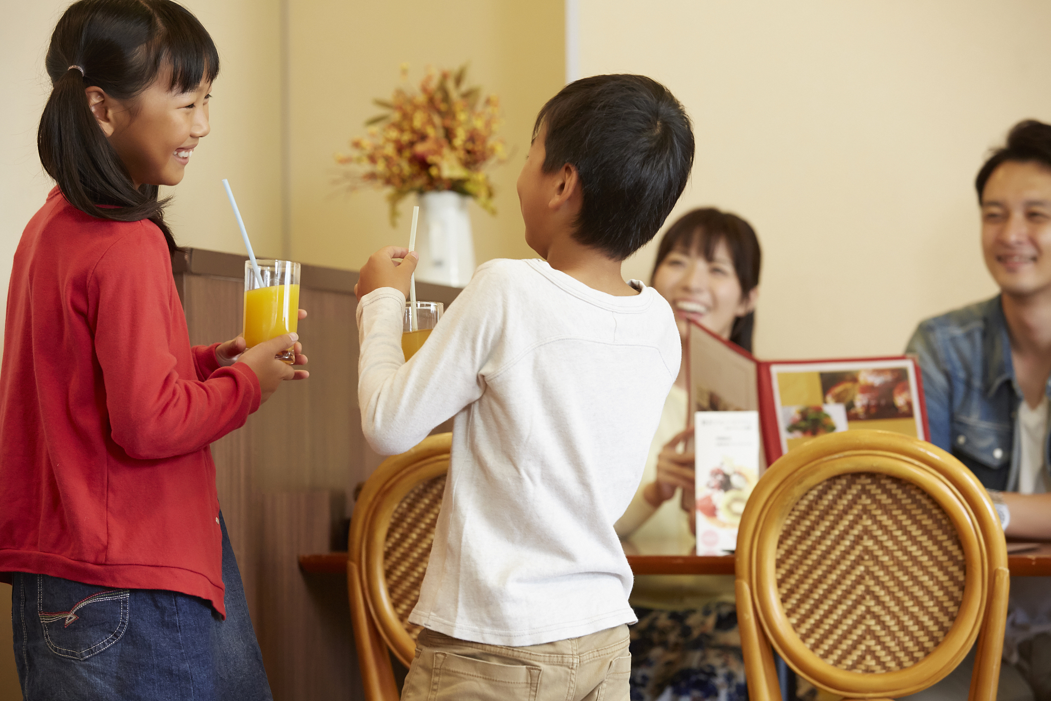 以关爱自闭症人士——请摘掉有色眼镜为主题从项目概况业务描述产品与服务市场营销创业团队财务预测资本结构风险及对策其他说明这九个方面写一份商业计划书。不少于5000字。