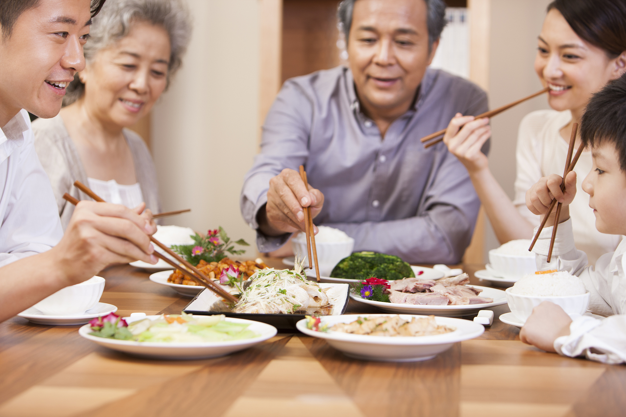 母子共进晚餐，温馨时刻，浓浓亲情