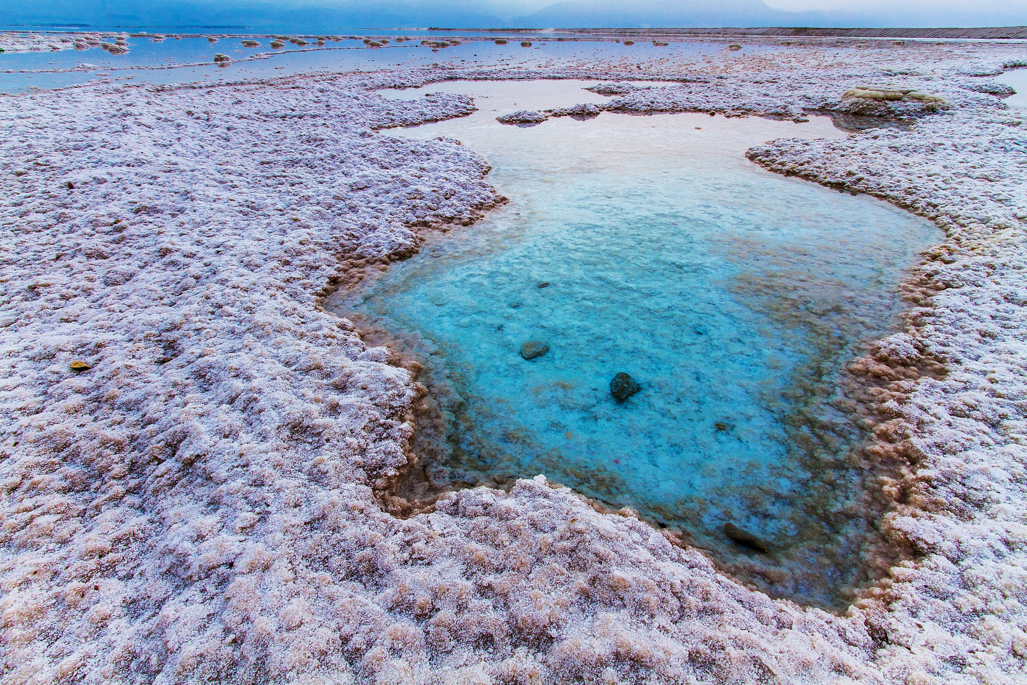 死海在哪里为什么人可以漂浮在水面上