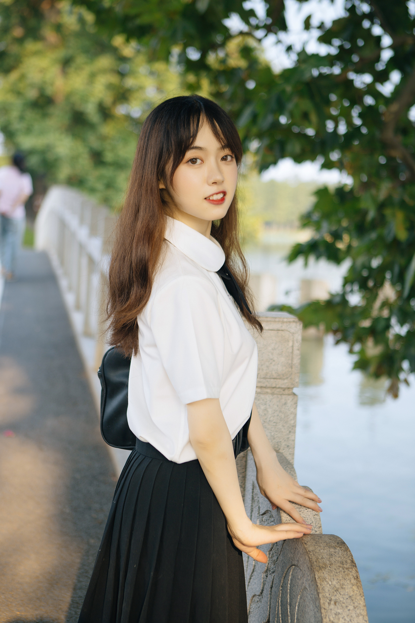 你是一个专业的摄影师跟我讲讲日系人像摄影对服装搭配的要求我是一名新手