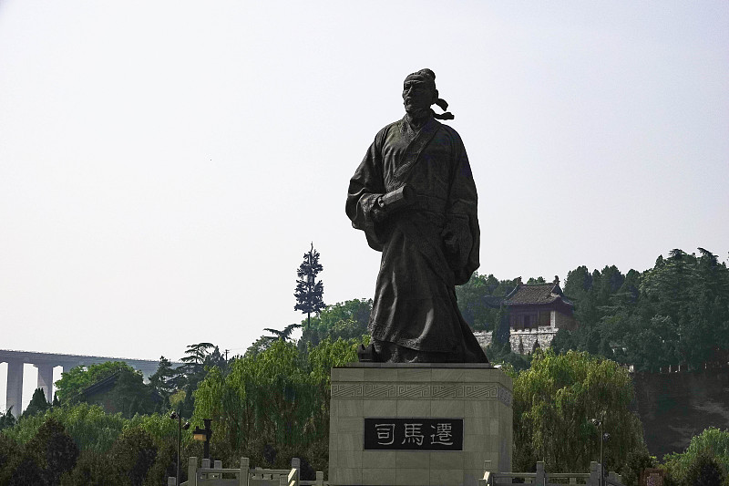 用中文写本场讲座的读后感600字不要抄原文： 讲座内容：2020年11月2日傍晚18：30《百家讲坛》著名主讲人、南京大学文学院莫砺锋教授莅临我校人文大讲堂为同学们带来了主题为千古风流苏东坡的演讲。本场讲座是新生文化季活动之一由共青团东南大学委员会、东南大学文化素质教育中心联合主办东南大学自动化学院团委承办。片片秋枫落远道万千秋色染黄天。料峭秋风、惊秋凉露亦阻挡不了东大学子们前来赴这一场与东坡居士