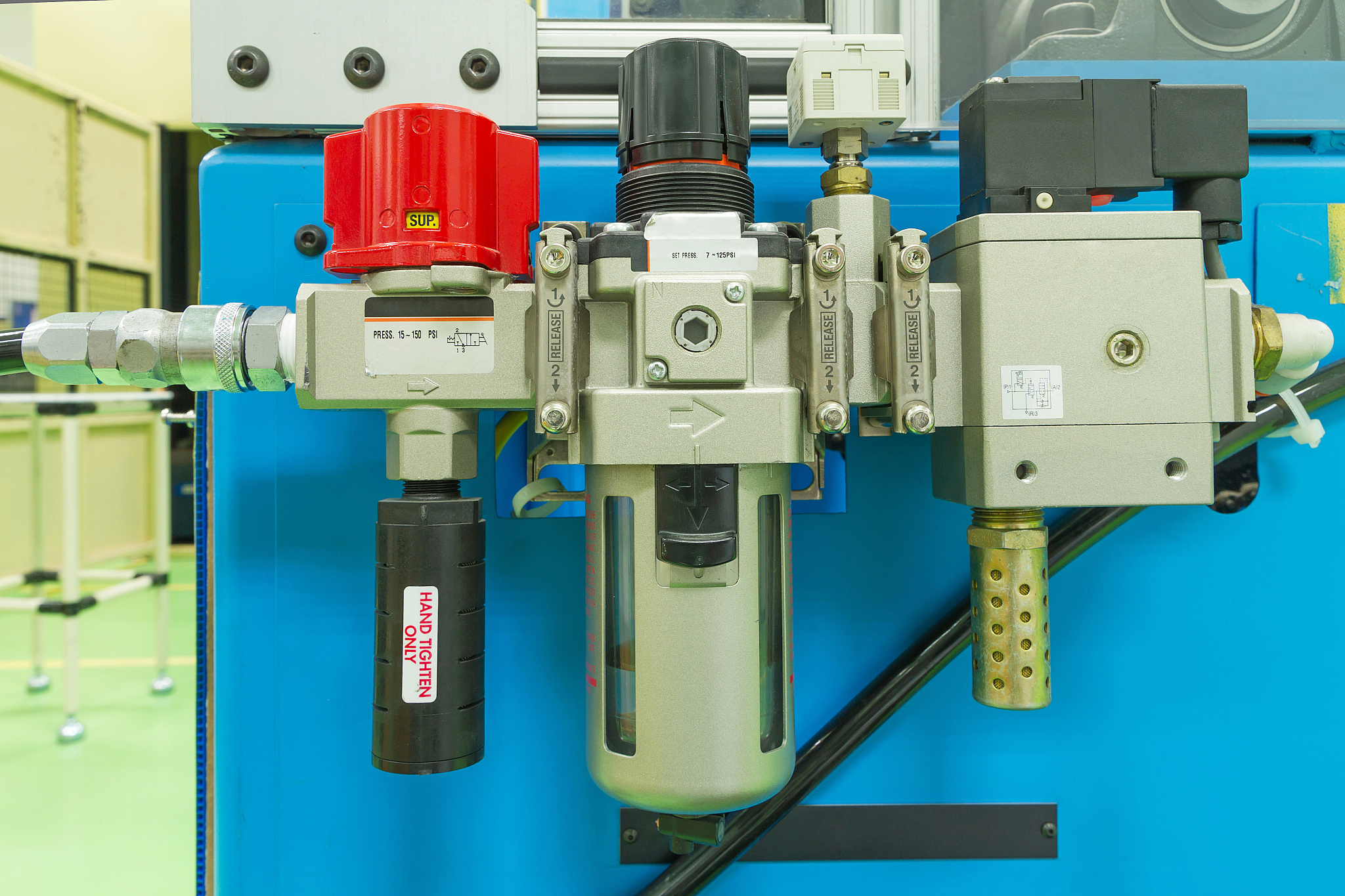 用中文降重这段论文语句：动力头的主轴的轴向运动是气动动力头的进给运动。动力头的动力源是靠气缸压缩空气。动力头的工进采用液压阻尼器来实现。液压阻尼器是以提供运动的阻力耗减运动能量的装置