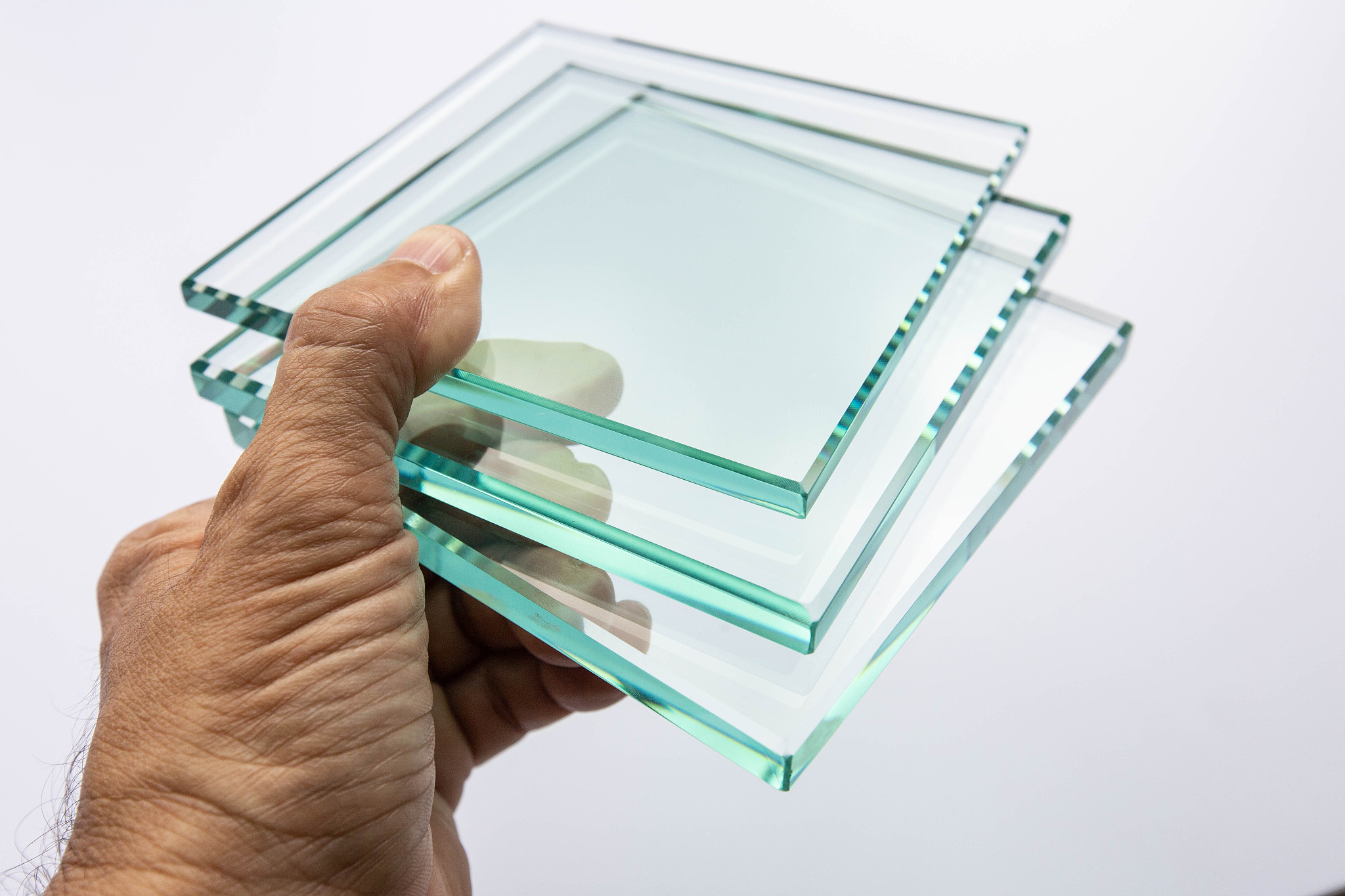 glass factory produces a variety of transparent glass thicknesse